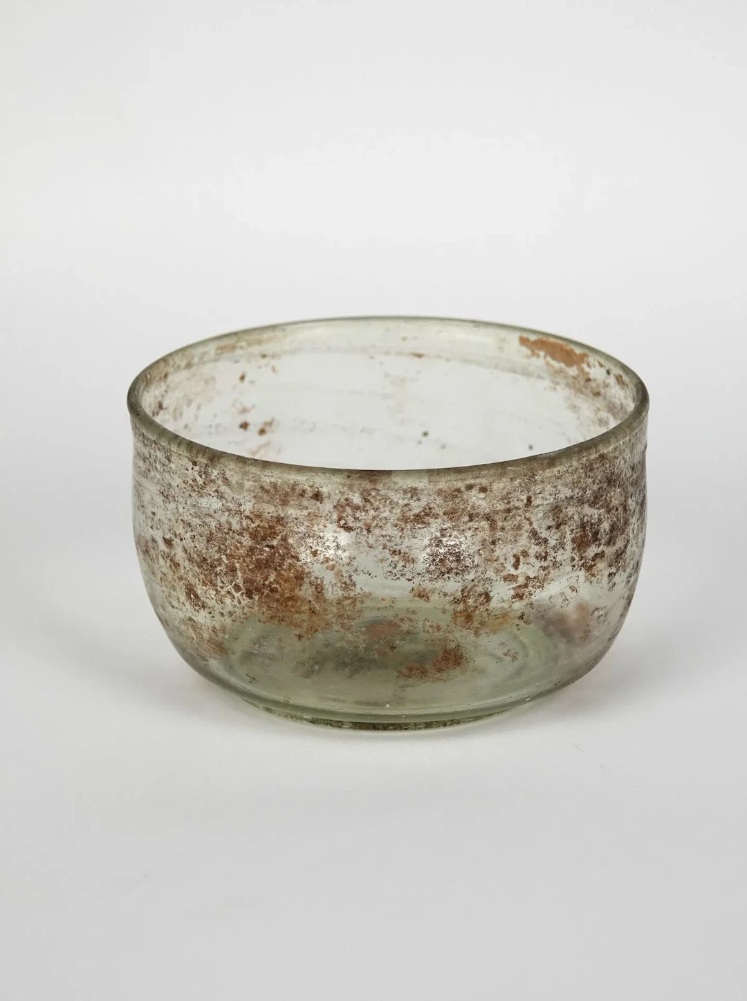 Beautiful open-mouthed cup, resting on a very slender foot, - Lot 244