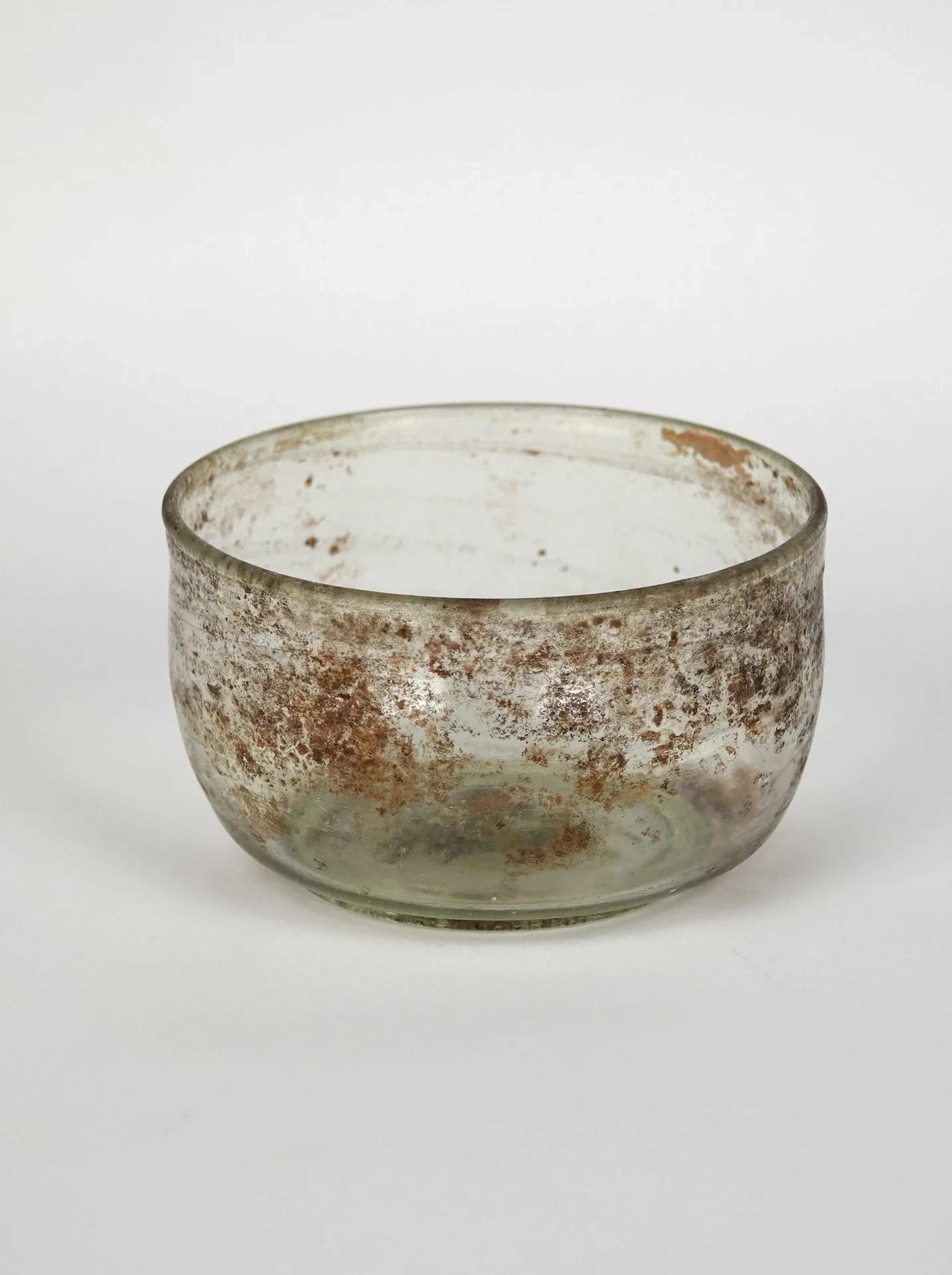 Beautiful open-mouthed cup, resting on a very slender foot, - Lot 244