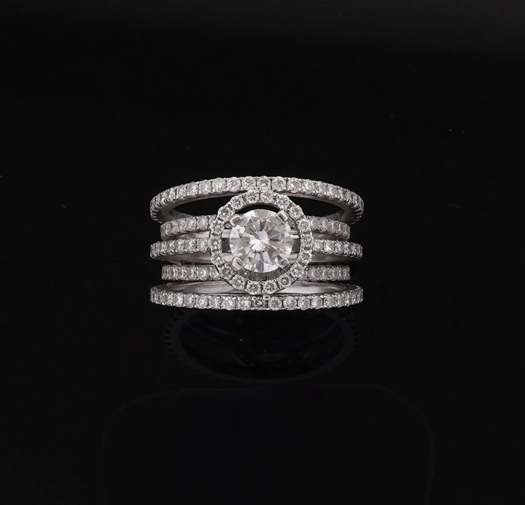 An 18k white gold ring (750 parts per thousand) with an open - Lot 252