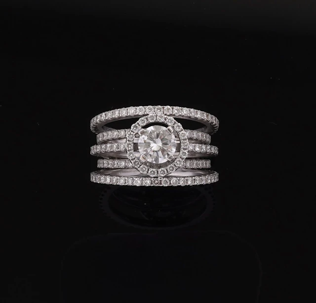 An 18k white gold ring (750 parts per thousand) with an open - Lot 252