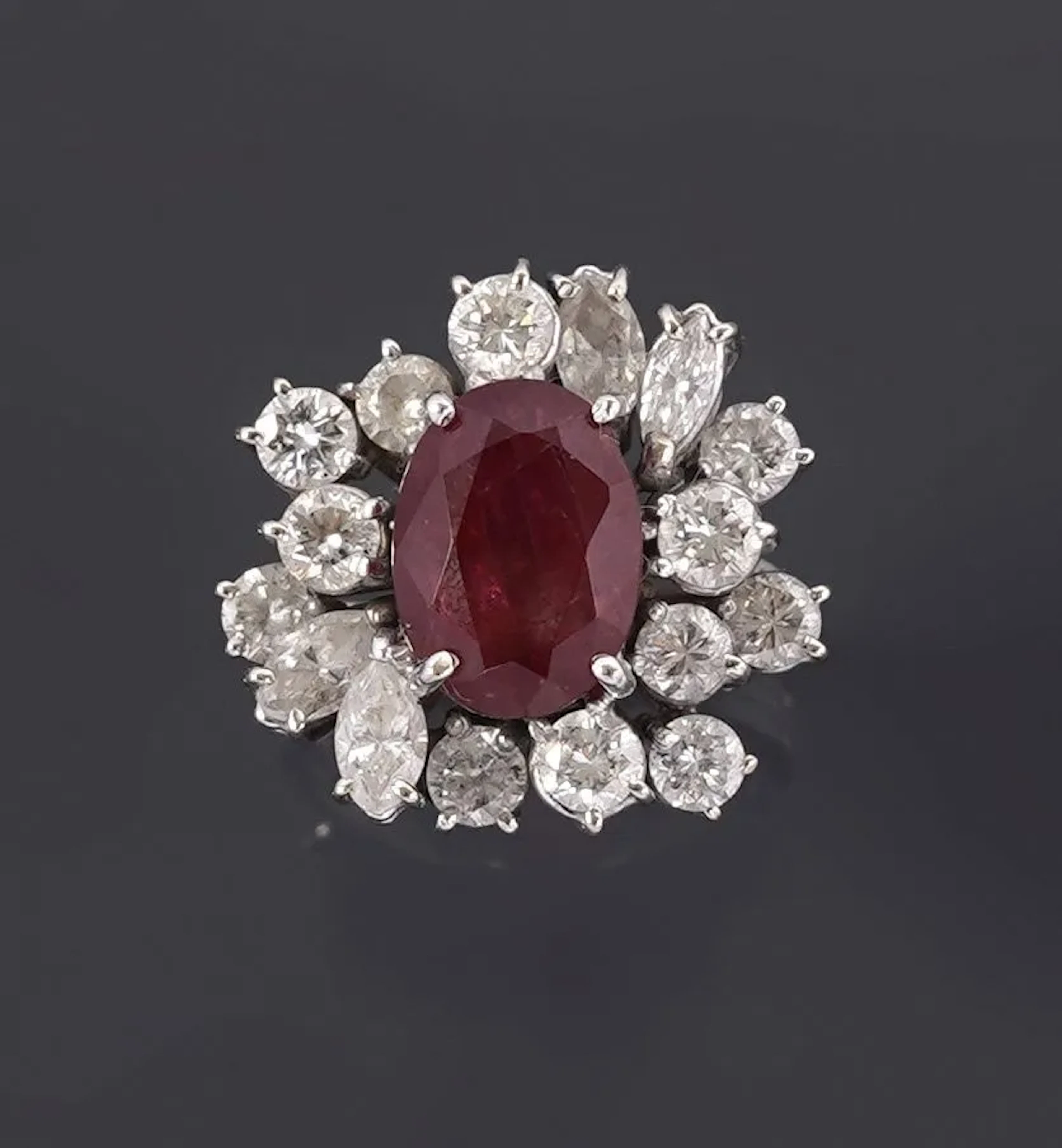 18k white gold ring (750) set with an oval-cut ruby weighing - Lot 298