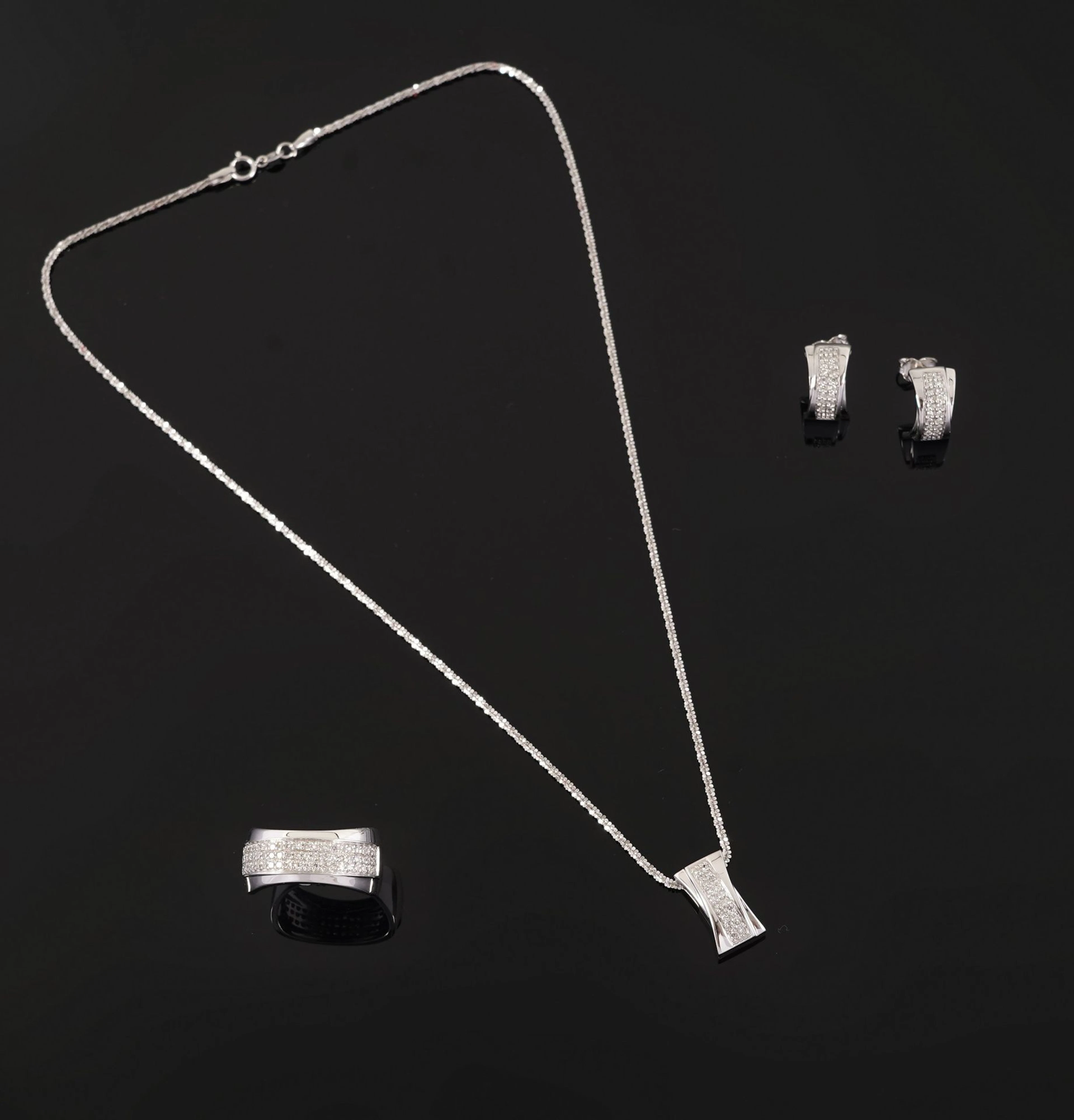 A small set in 18k white gold (750) consisting of a necklace - Lot 193