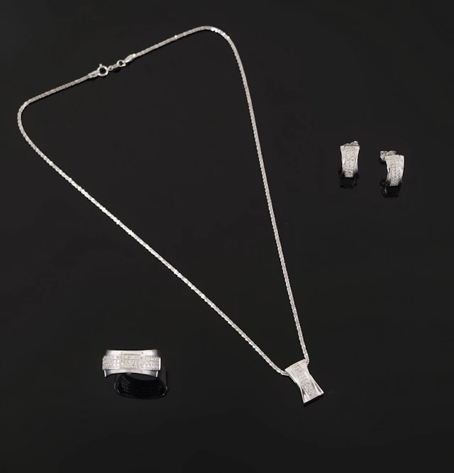 A small set in 18k white gold (750) consisting of a necklace - Lot 193