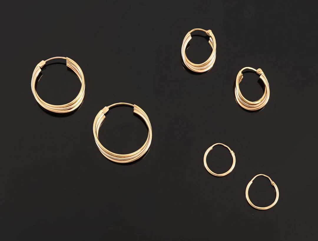 Two pairs of hoop earrings in three shades of 18k 750 gold, - Lot 97