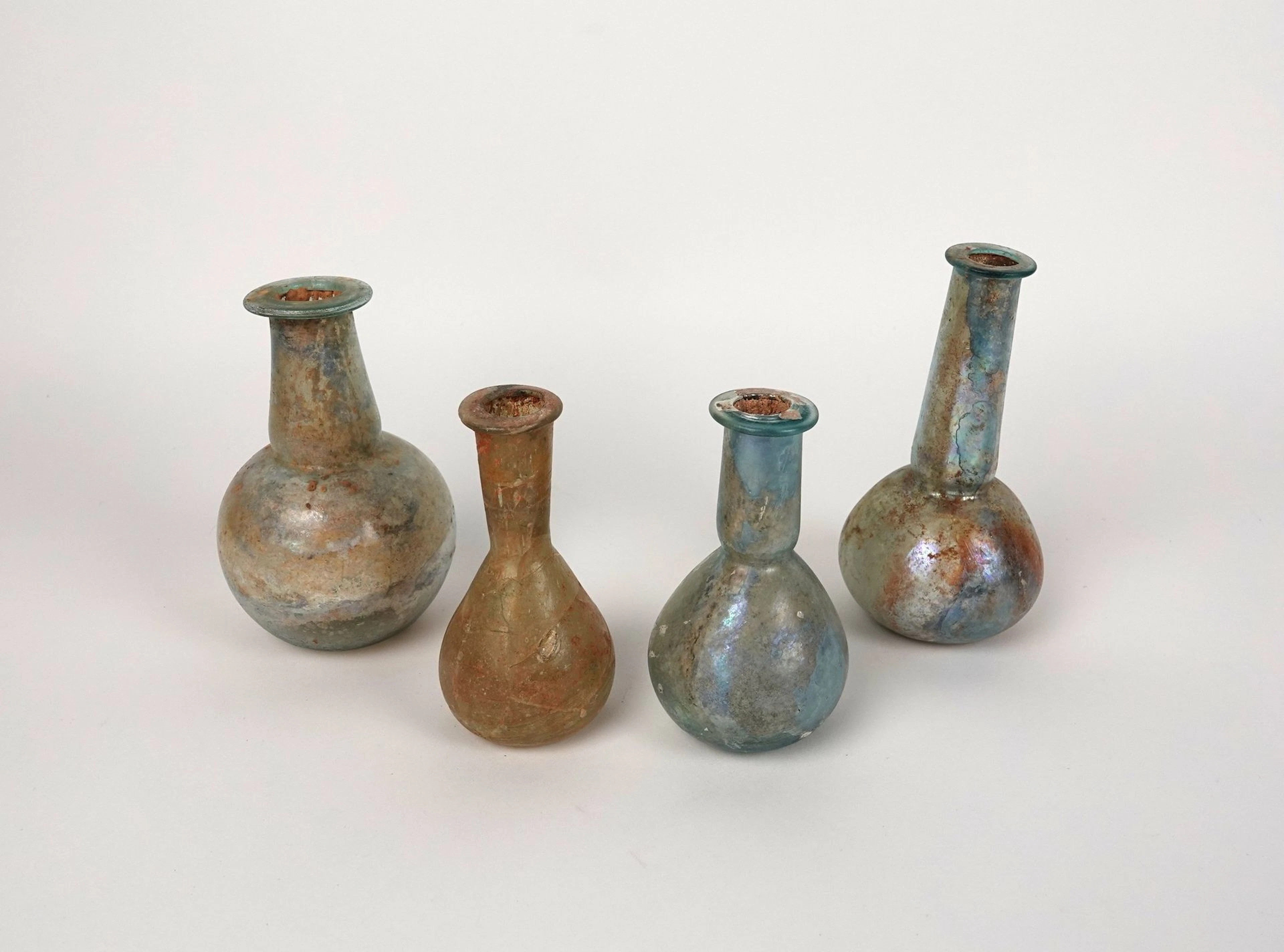 Set of 4 vials with marked bodies and long necks - Lot 229