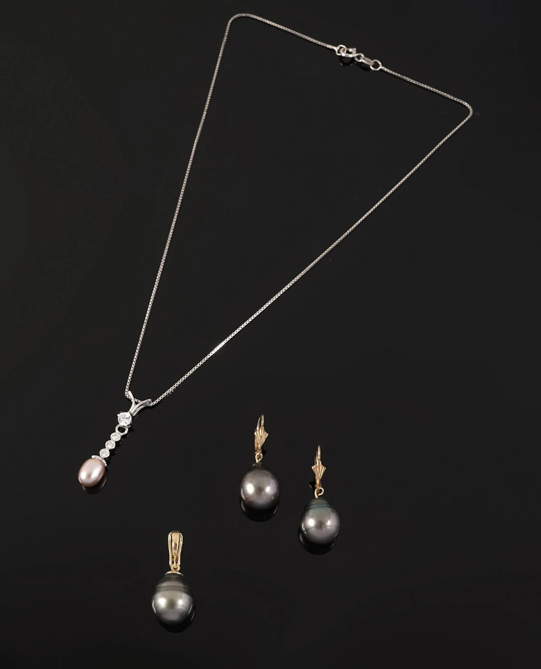 Set consisting of a pair of 8k yellow gold (333/1000) earrin - Lot 77