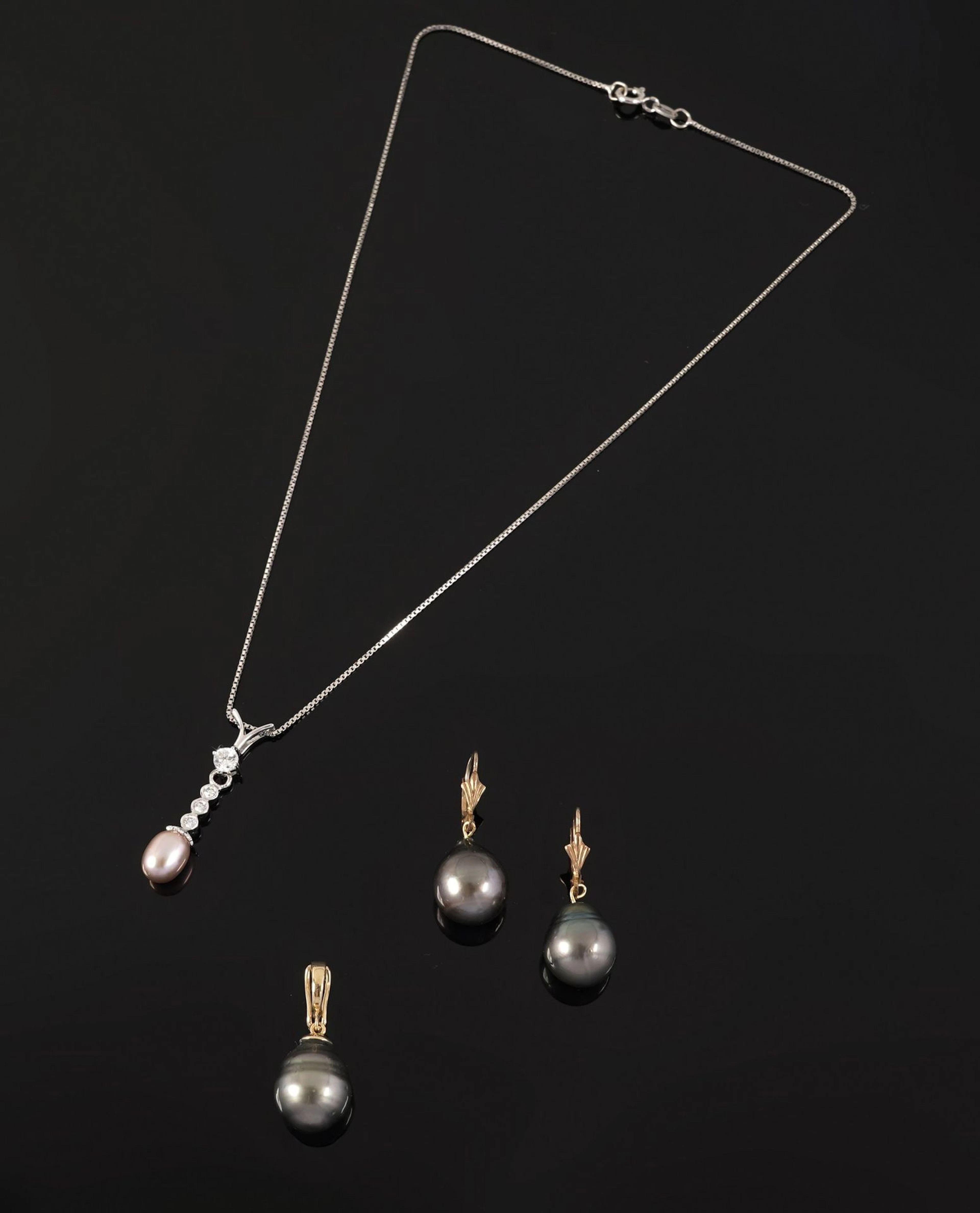Set consisting of a pair of 8k yellow gold (333/1000) earrin - Lot 77