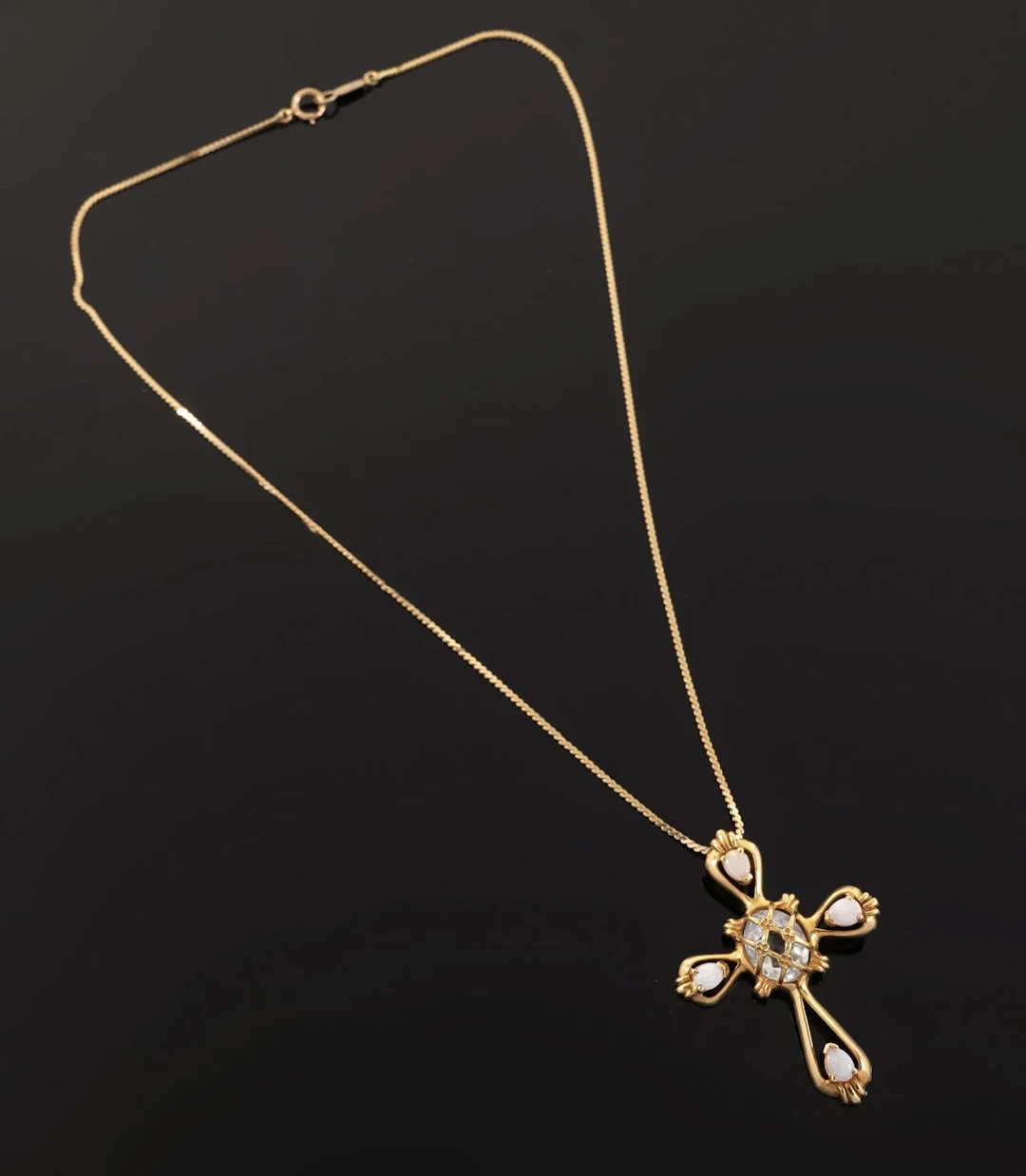 An 18k yellow gold necklace (750 parts per thousand) featuri - Lot 118