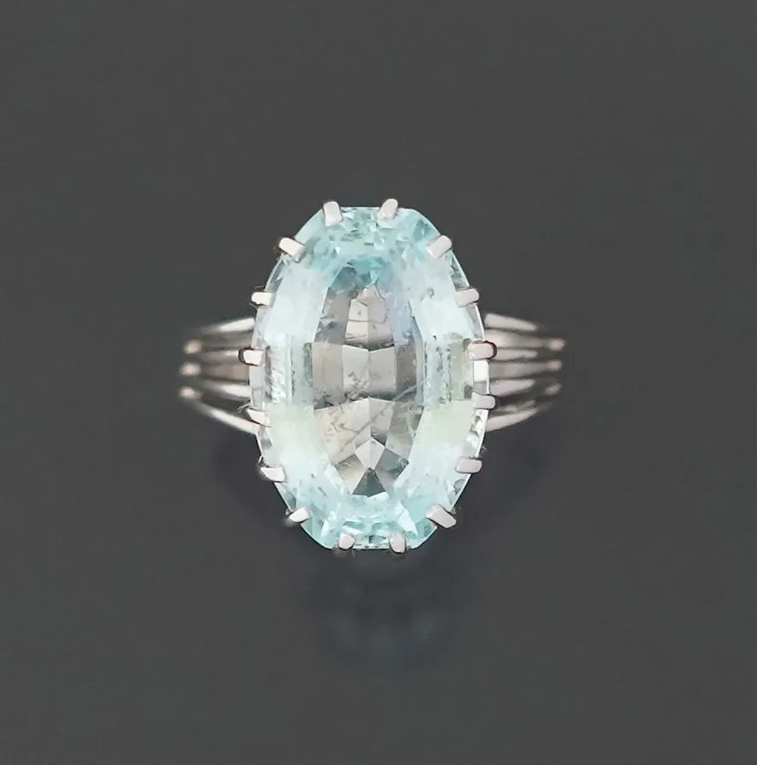 18K white gold cocktail ring (750 parts per thousand) featur - Lot 173