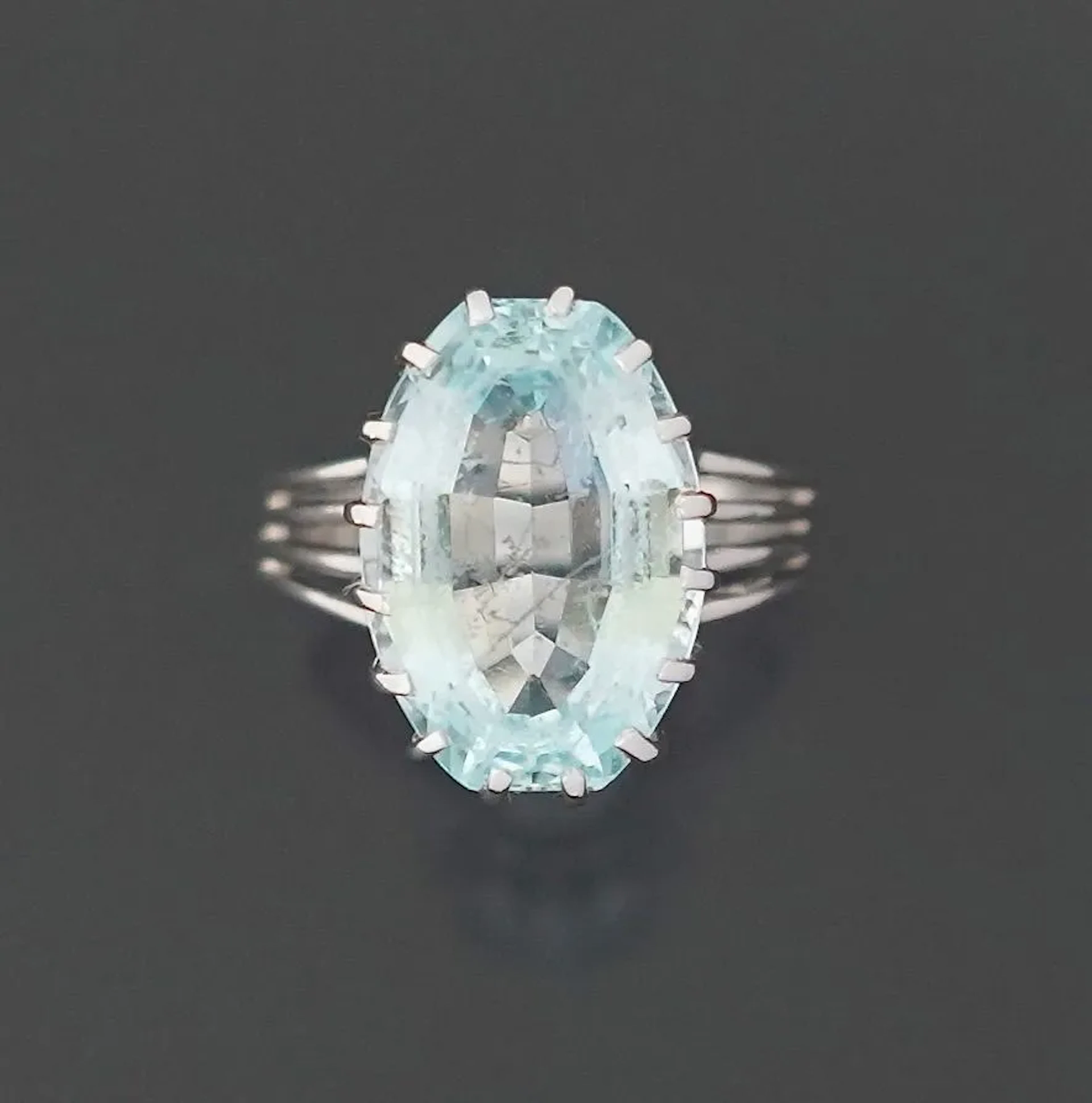 18K white gold cocktail ring (750 parts per thousand) featur - Lot 173