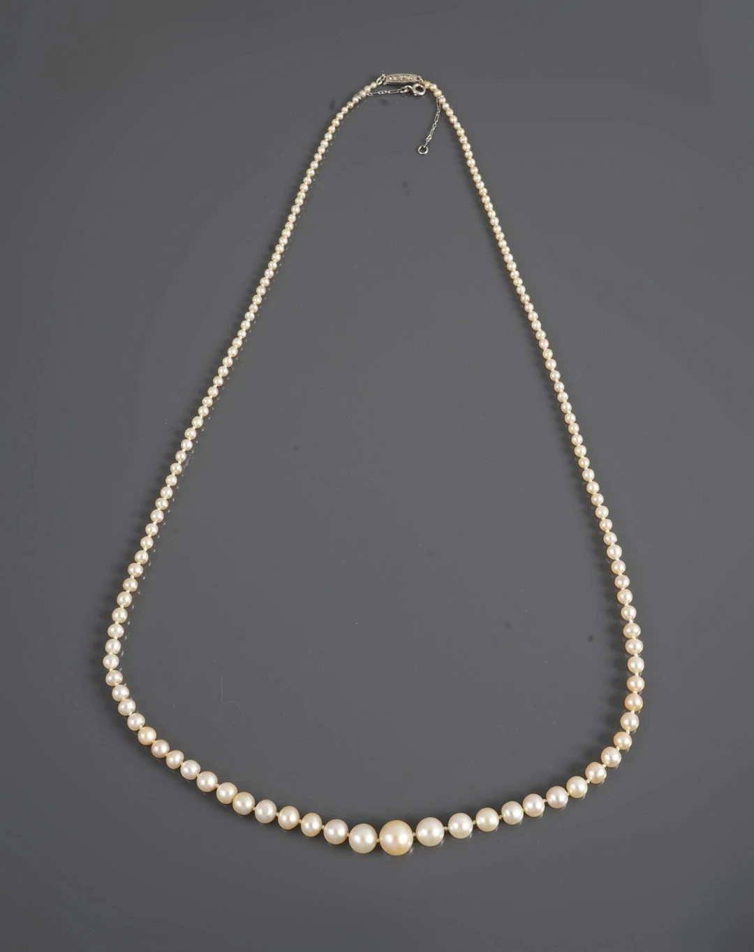Necklace consisting of a single strand of 153 fine pearls ar - Lot 223