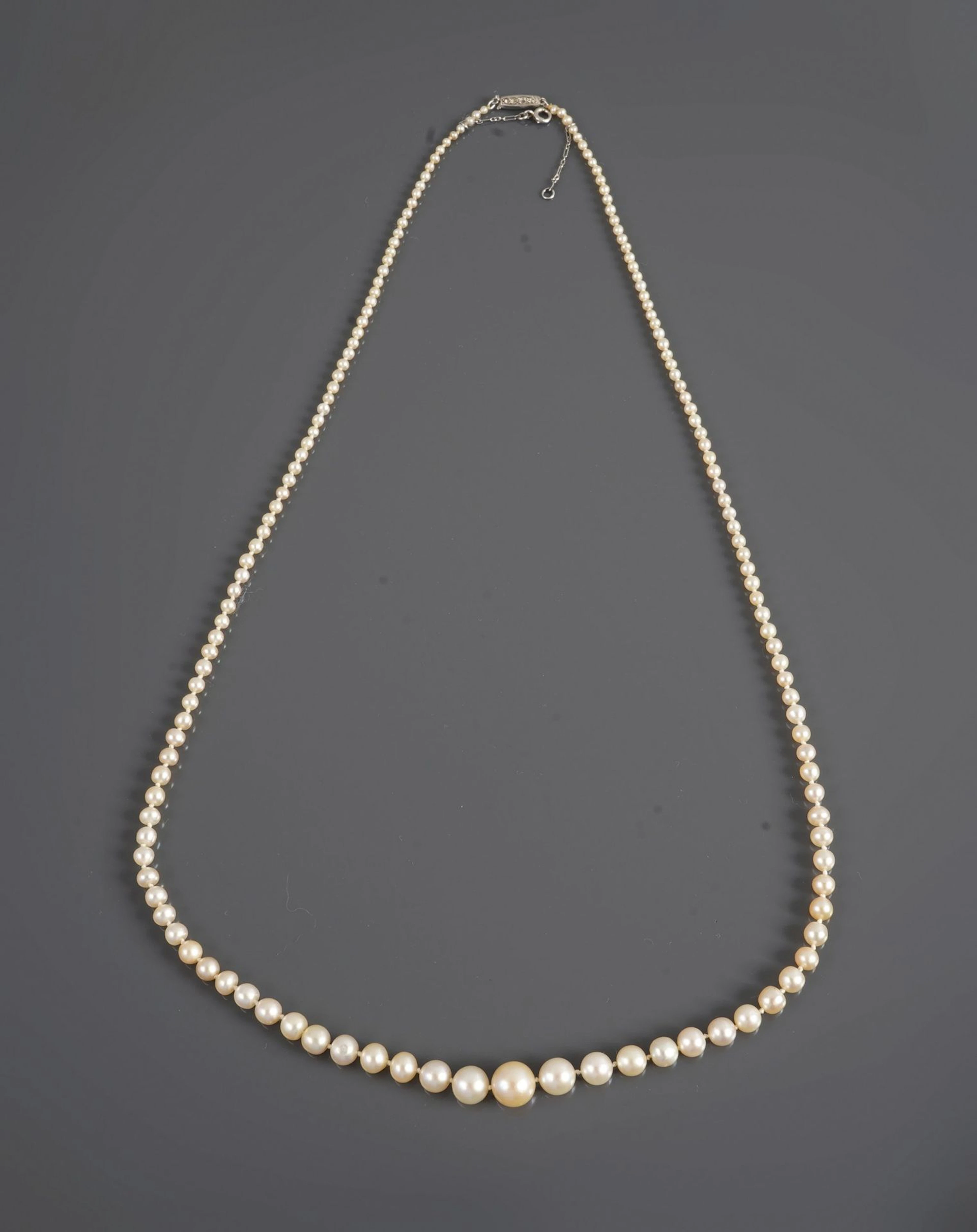 Necklace consisting of a single strand of 153 fine pearls ar - Lot 223