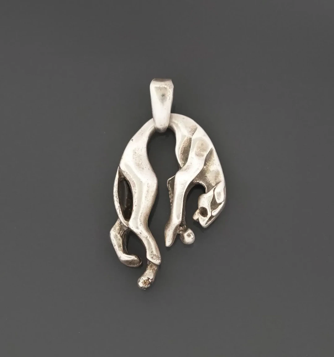 800 thousandths silver pendant evoking the Golden Fleece. - Lot 76