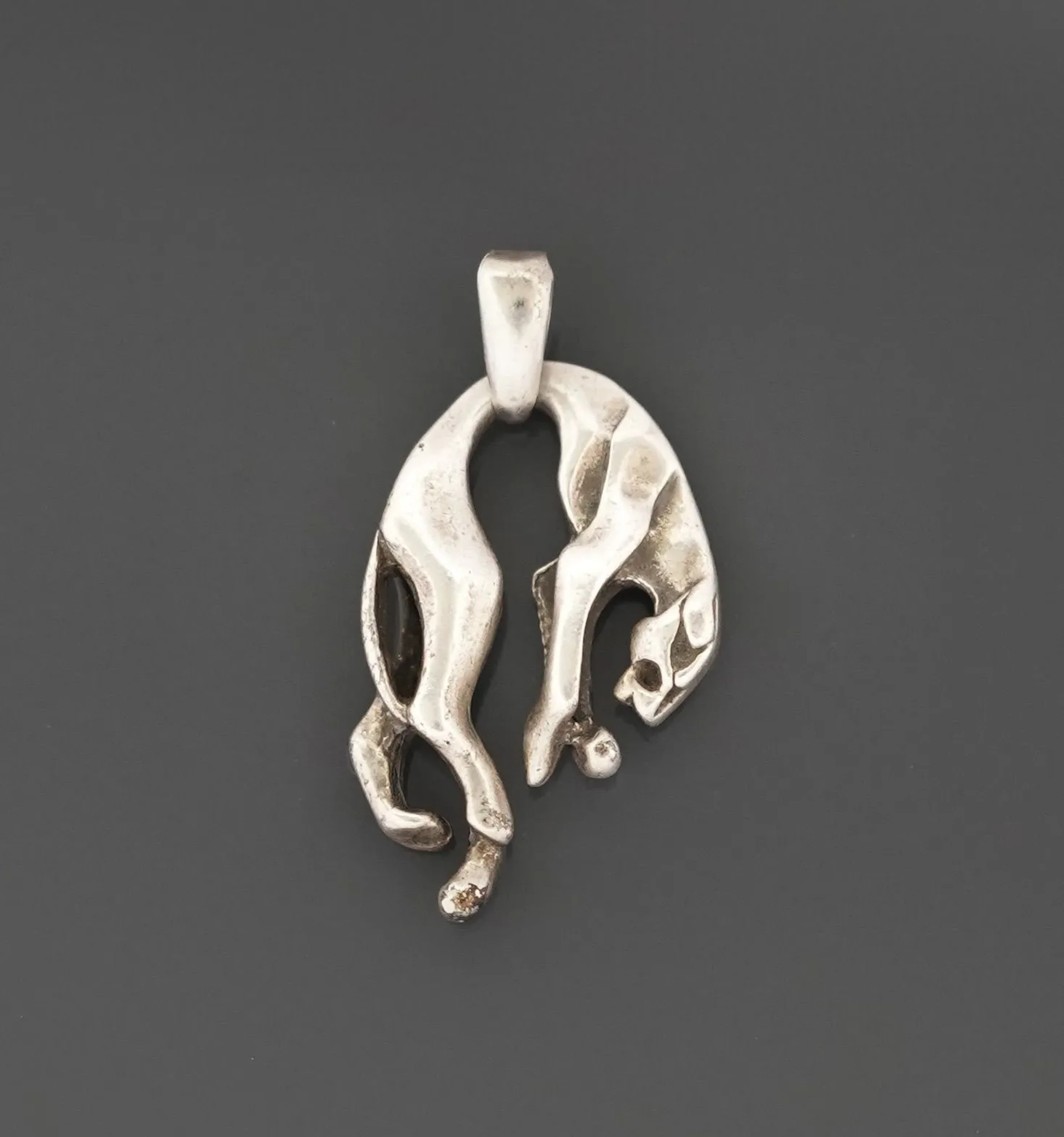 800 thousandths silver pendant evoking the Golden Fleece. - Lot 76