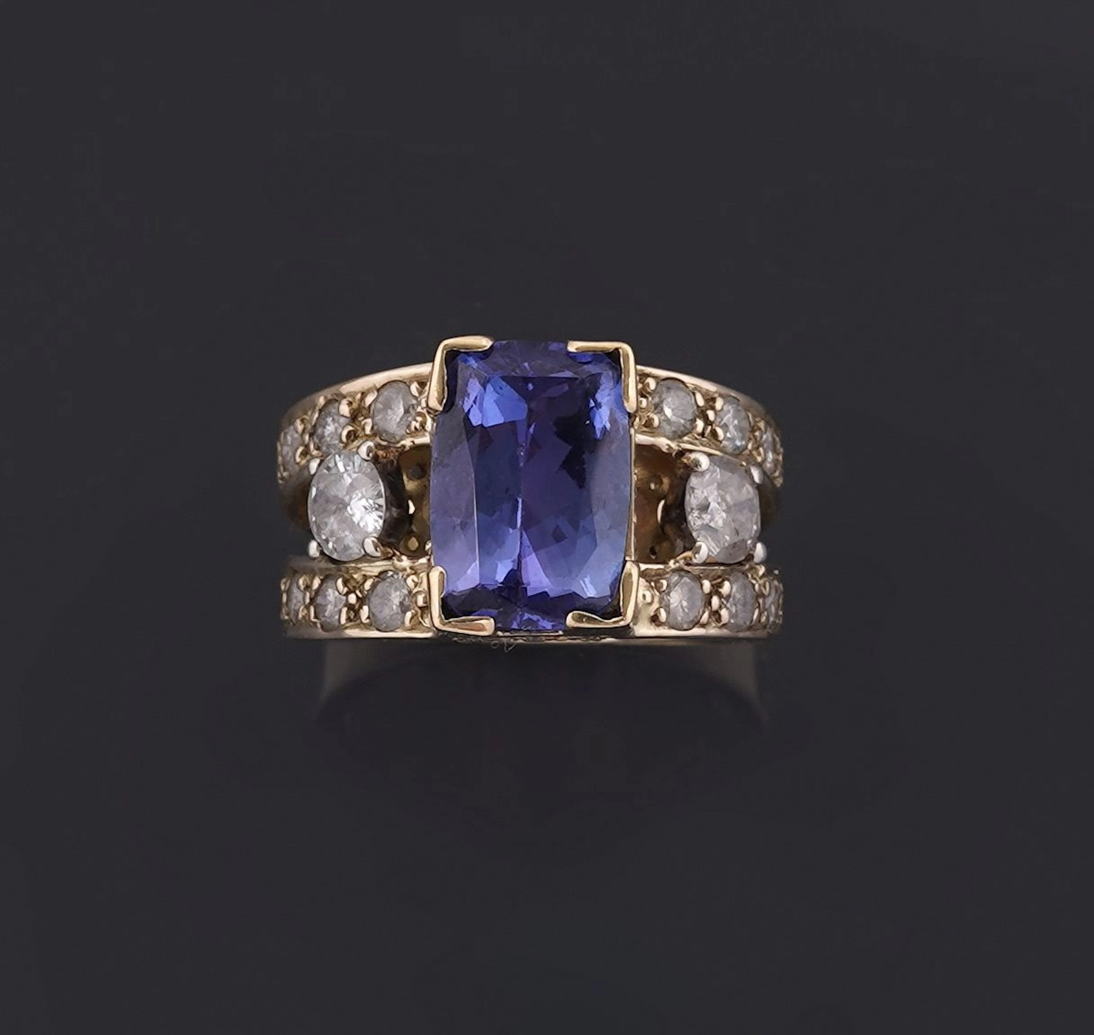 An 18k yellow gold (750) band ring set with a rectangular-cu - Lot 204
