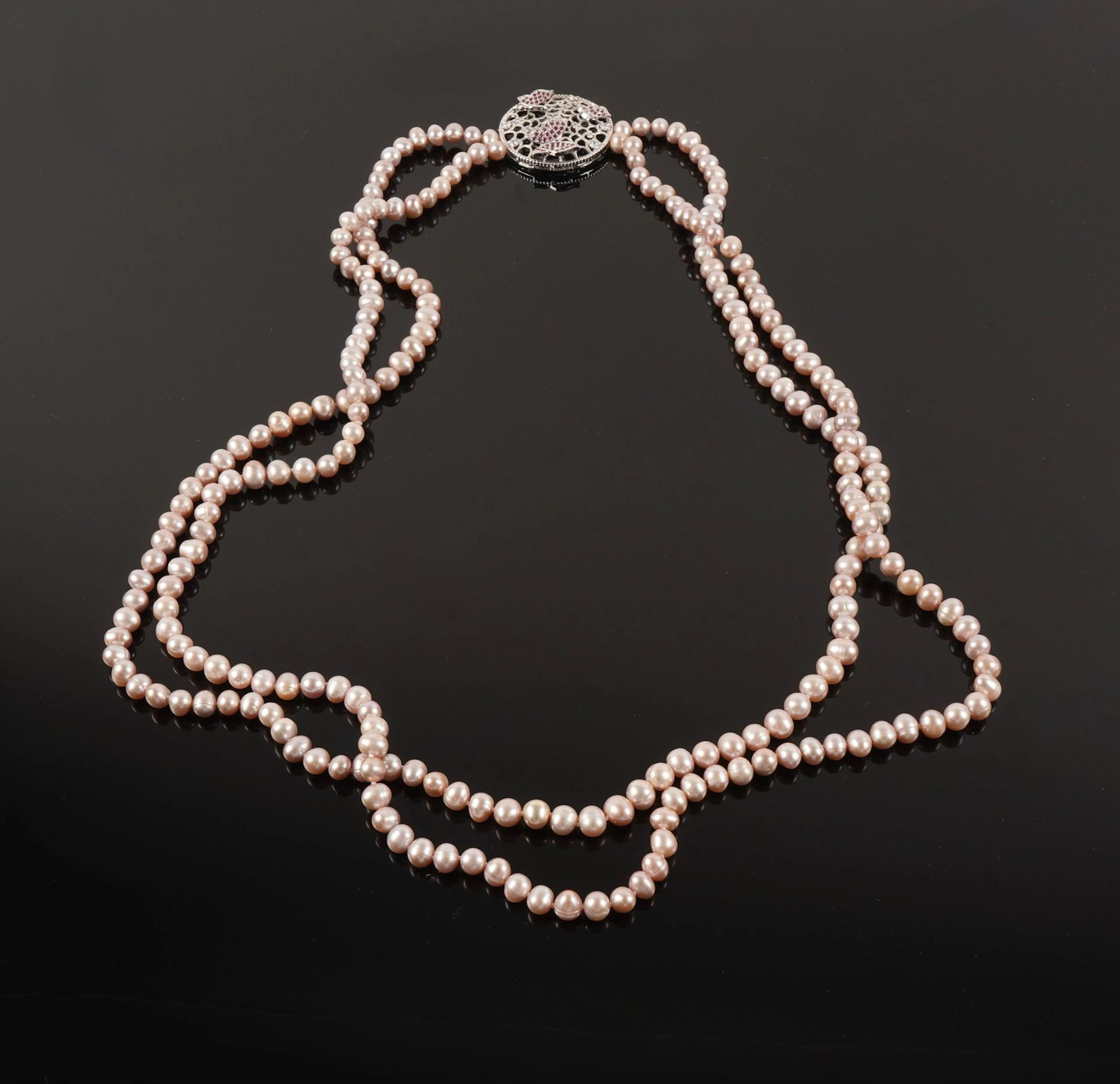 A long necklace featuring 237 pink freshwater pearls; the ci - Lot 56