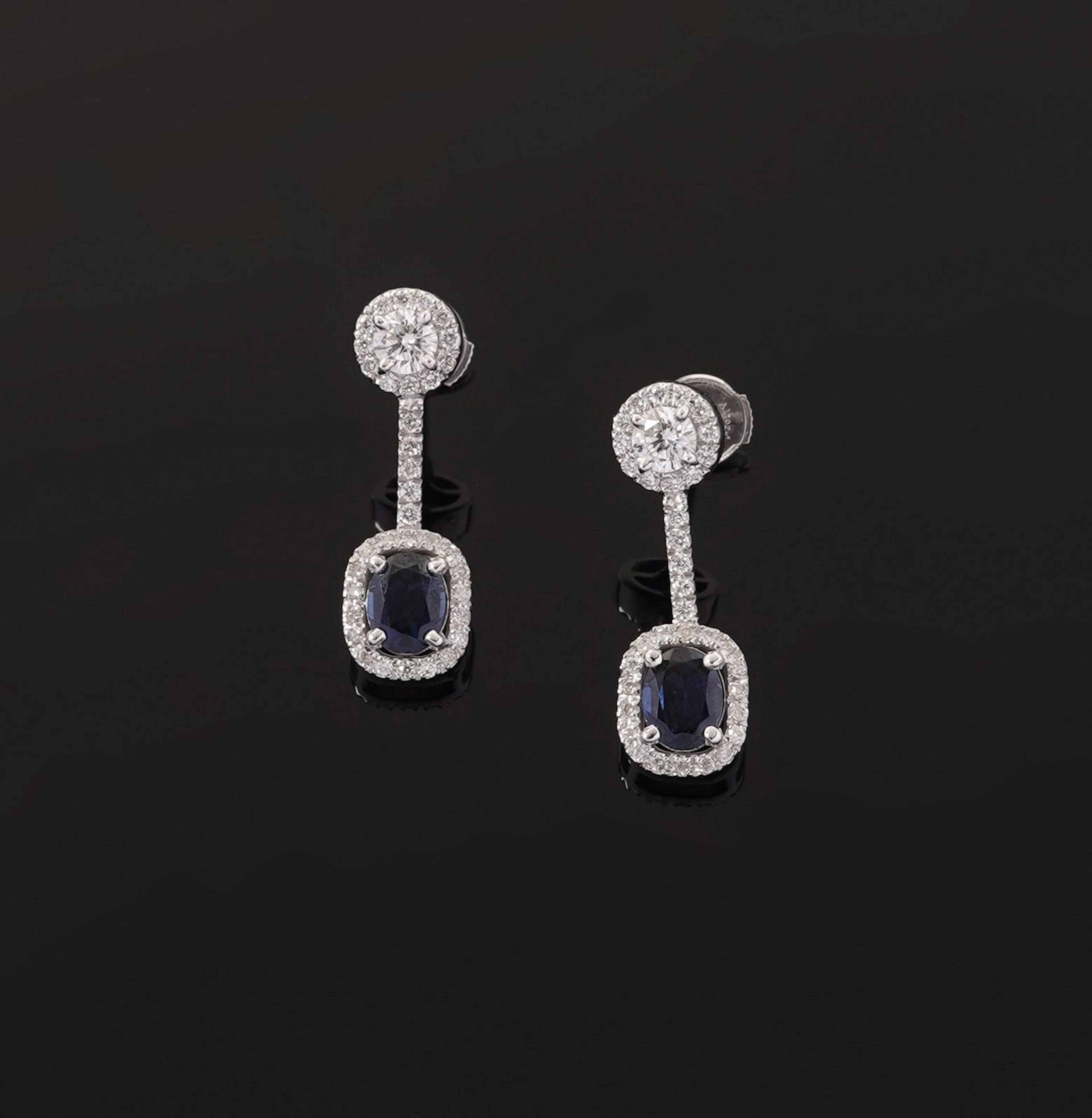 A pair of 18k white gold (750) earrings, each featuring a br - Lot 322