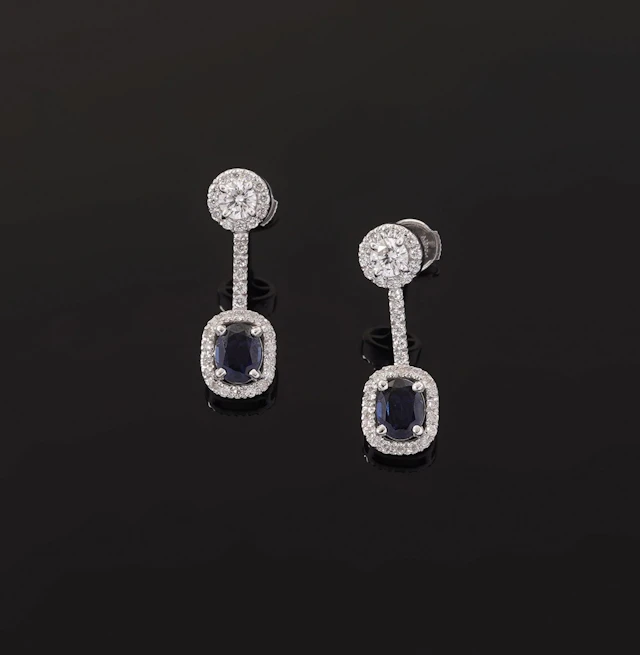 A pair of 18k white gold (750) earrings, each featuring a br - Lot 322