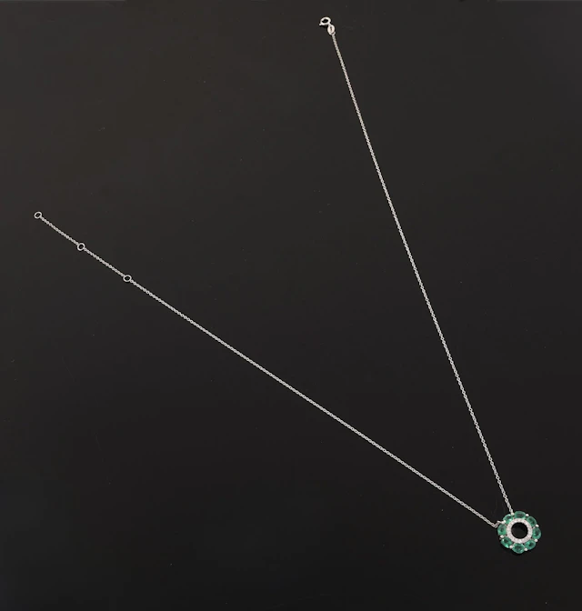An 18k white gold (750) necklace with a jaseron link chain, - Lot 338