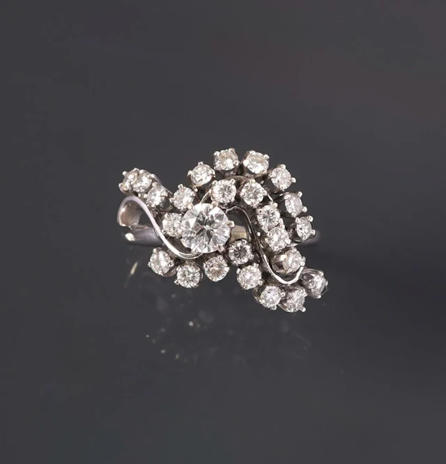A 14k white gold ring (585 parts per thousand) set with a mo - Lot 234