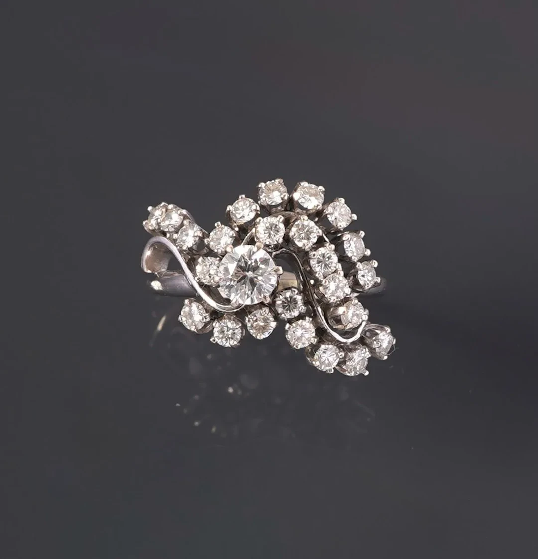A 14k white gold ring (585 parts per thousand) set with a mo - Lot 234