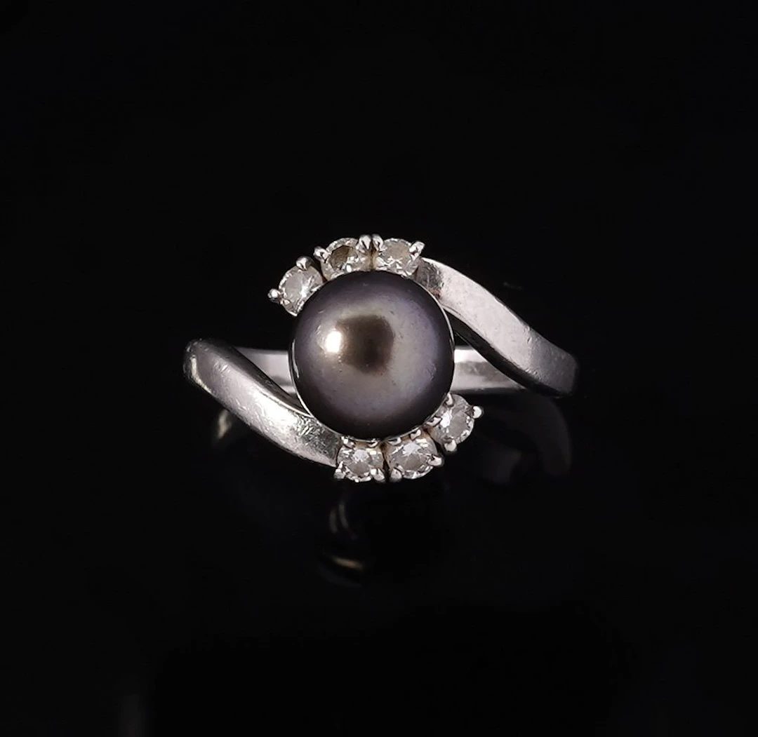A 950 platinum ring set with a gray/brown Tahitian pearl mea - Lot 184