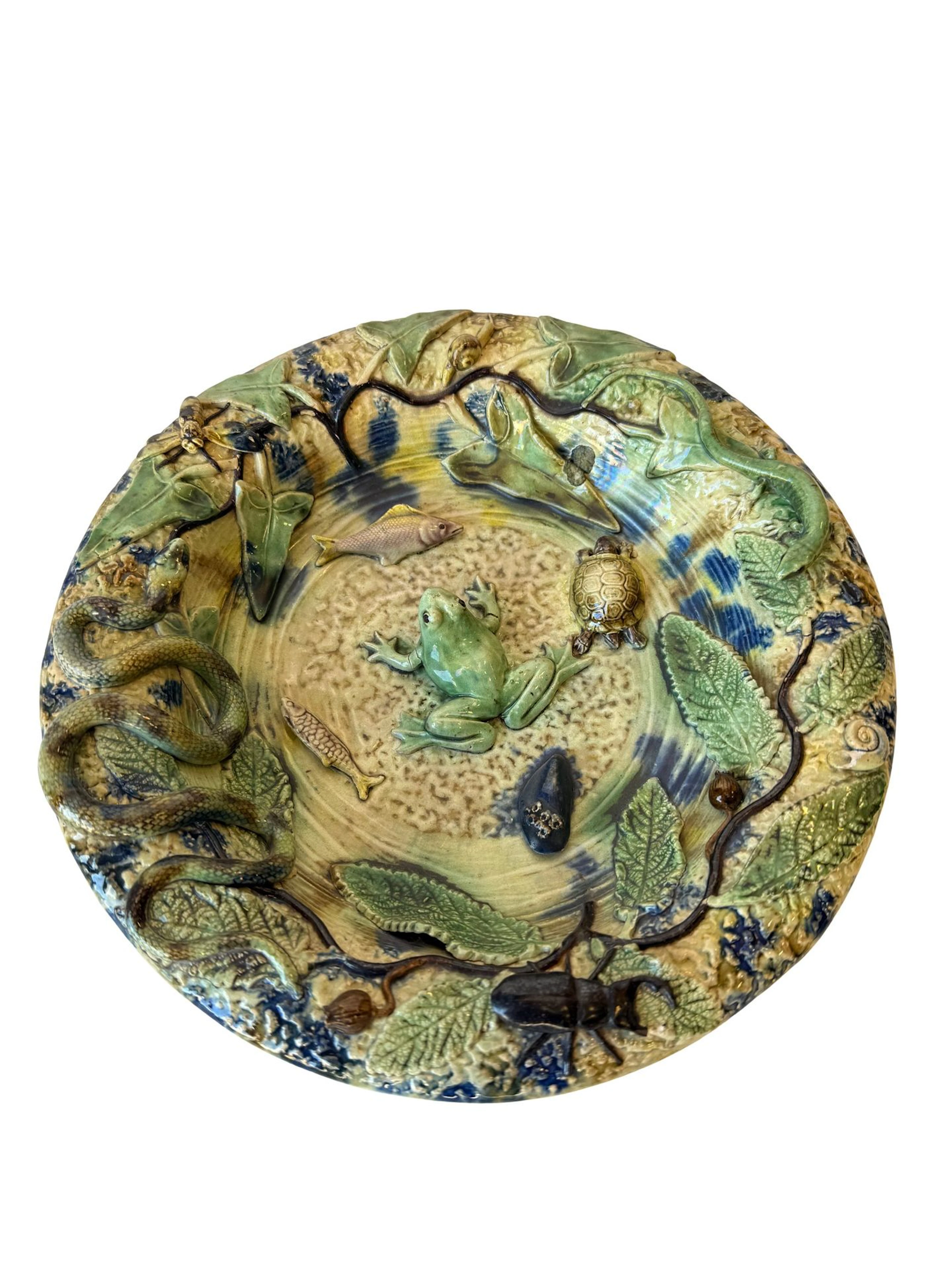 Round polychrome earthenware dish with an almond-colored bac - Lot 98