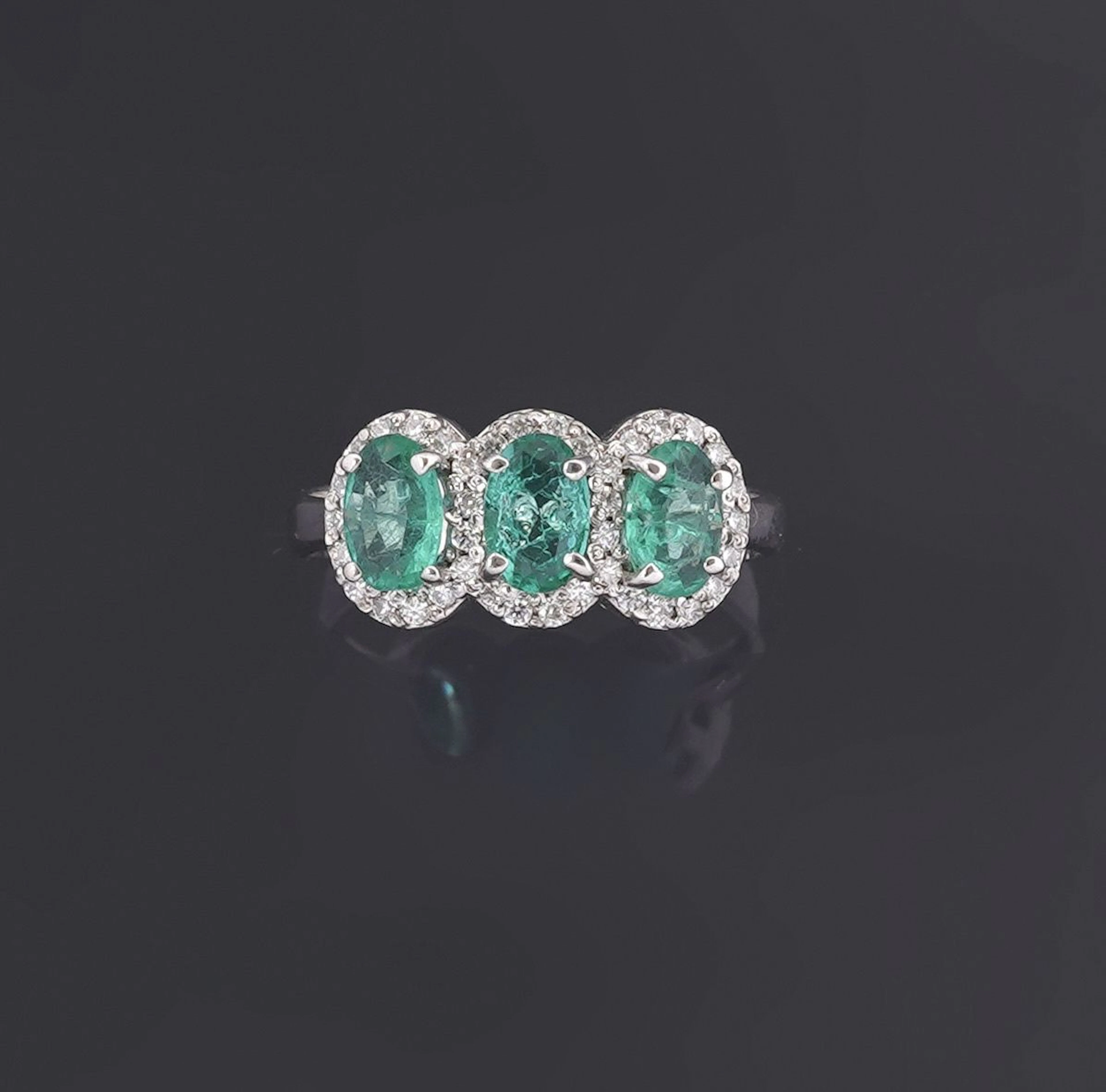 A 9k white gold trilogy ring (375 parts per thousand), set w - Lot 334