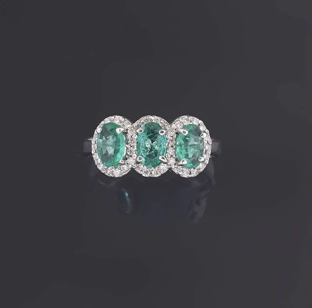 A 9k white gold trilogy ring (375 parts per thousand), set w - Lot 334