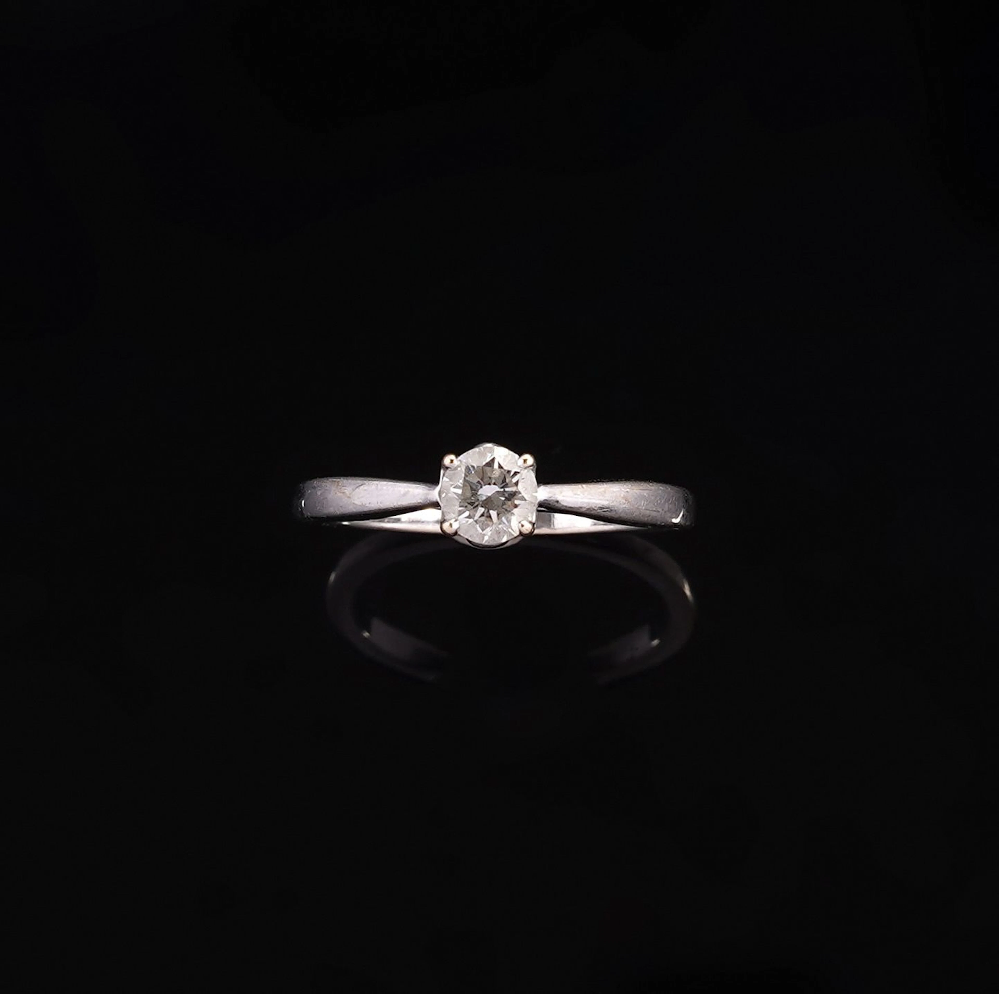 An 18k white gold solitaire ring (750 parts per thousand) se - Lot 247
