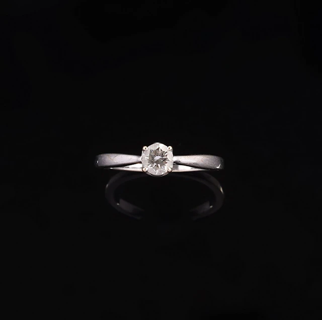 An 18k white gold solitaire ring (750 parts per thousand) se - Lot 247