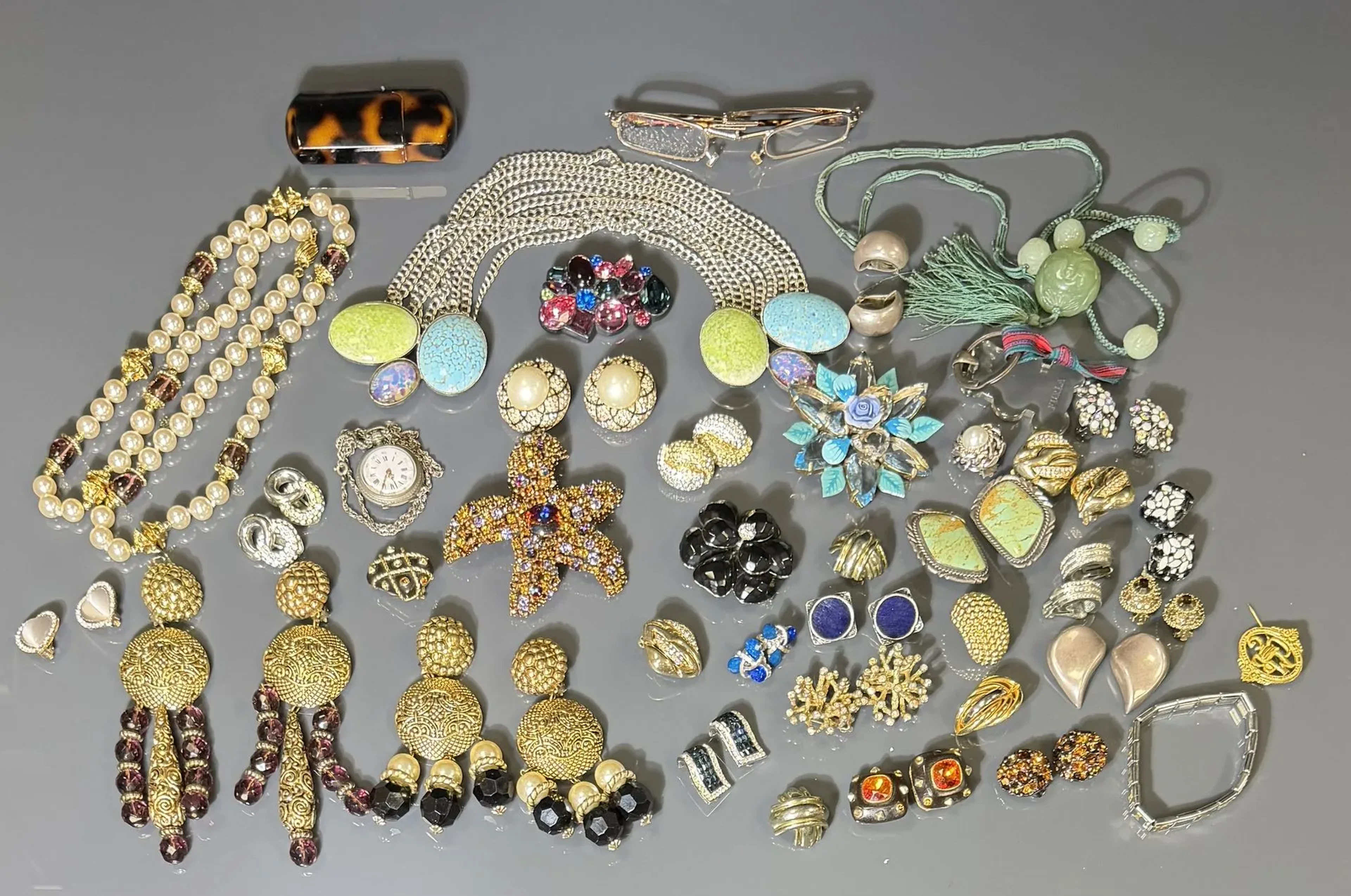 A set of costume jewelry including earrings, necklaces, broo - Lot 157