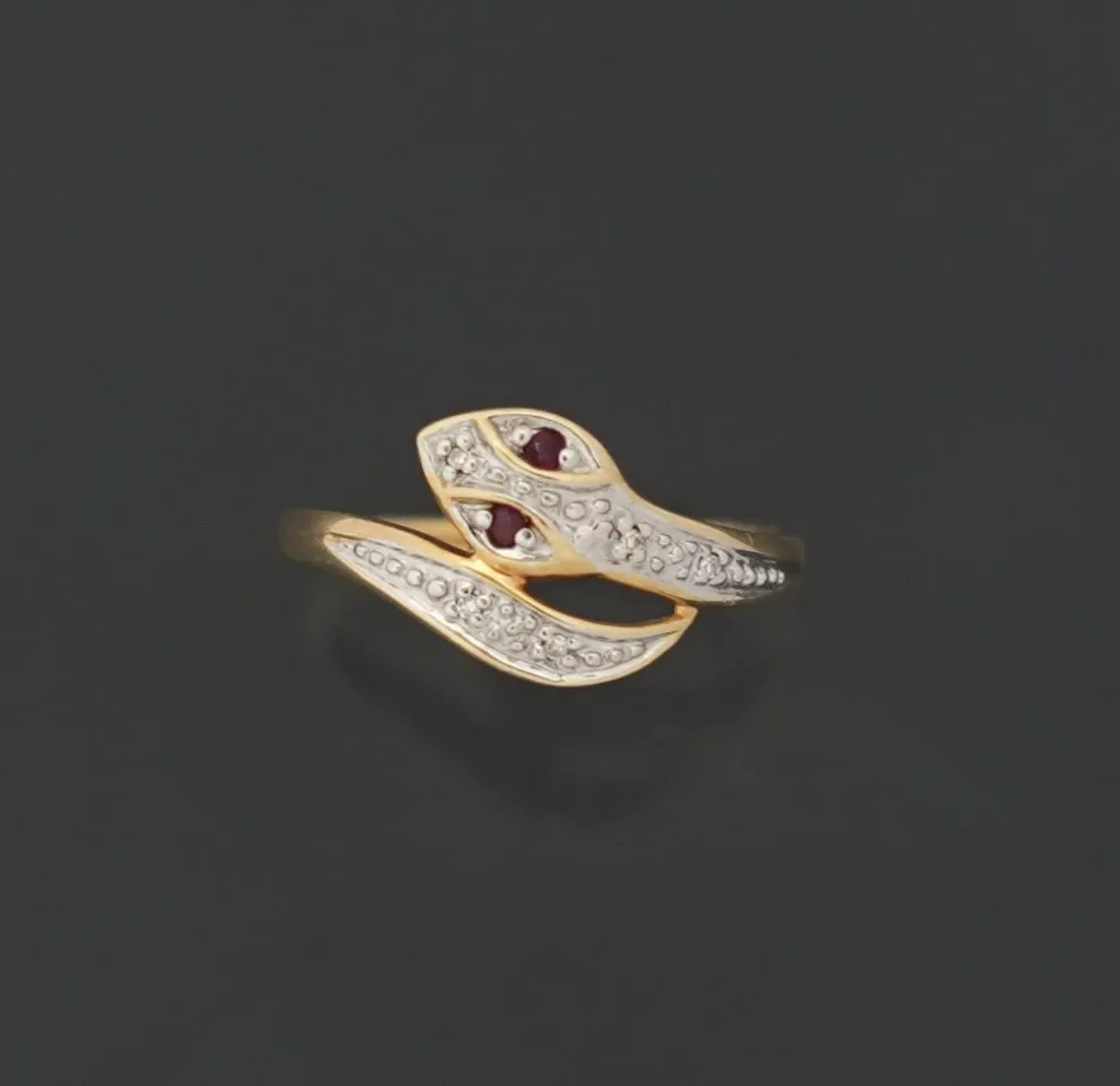 Fine 18K 750k yellow and white gold snake ring in the form o - Lot 219
