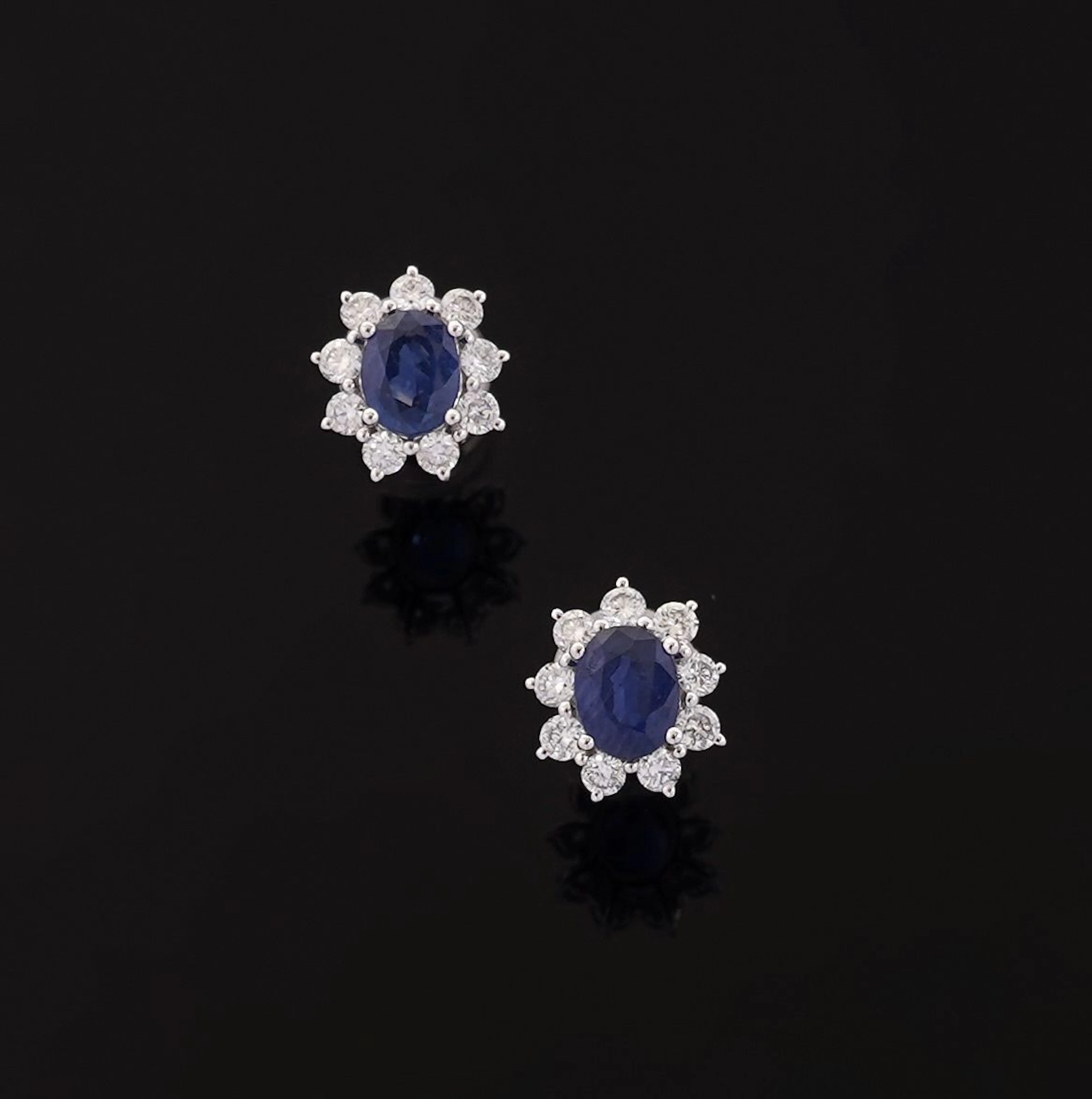 A pair of 18k white gold (750) stud earrings, each set with - Lot 325
