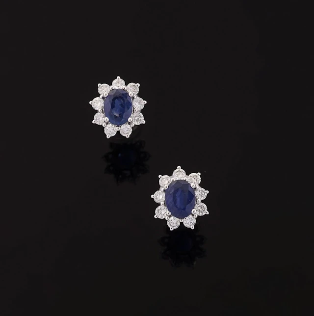 A pair of 18k white gold (750) stud earrings, each set with - Lot 325