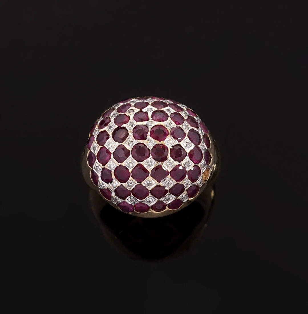 A domed ring in 18k yellow gold (750 parts per thousand), ci - Lot 294