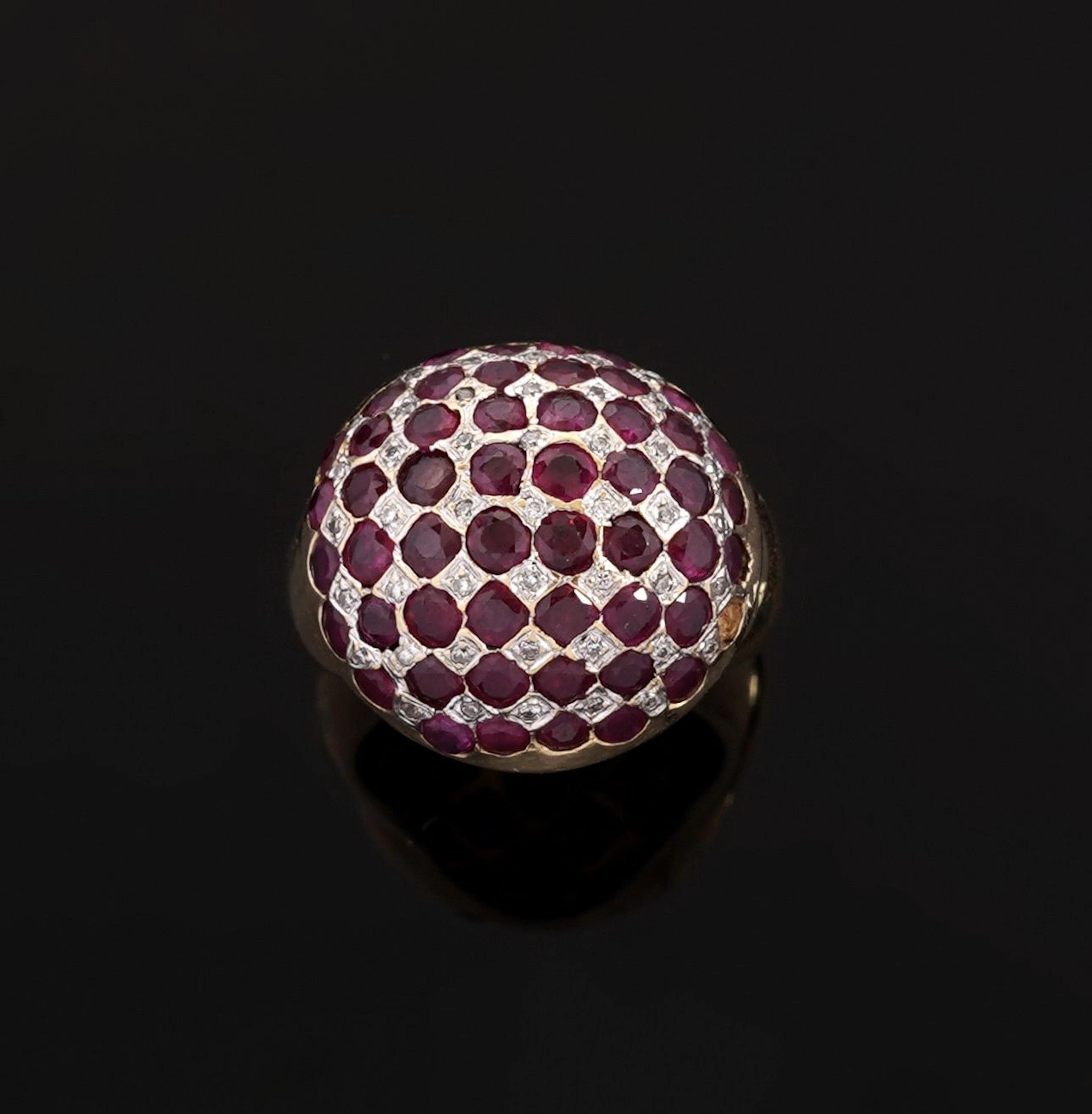 A domed ring in 18k yellow gold (750 parts per thousand), ci - Lot 294