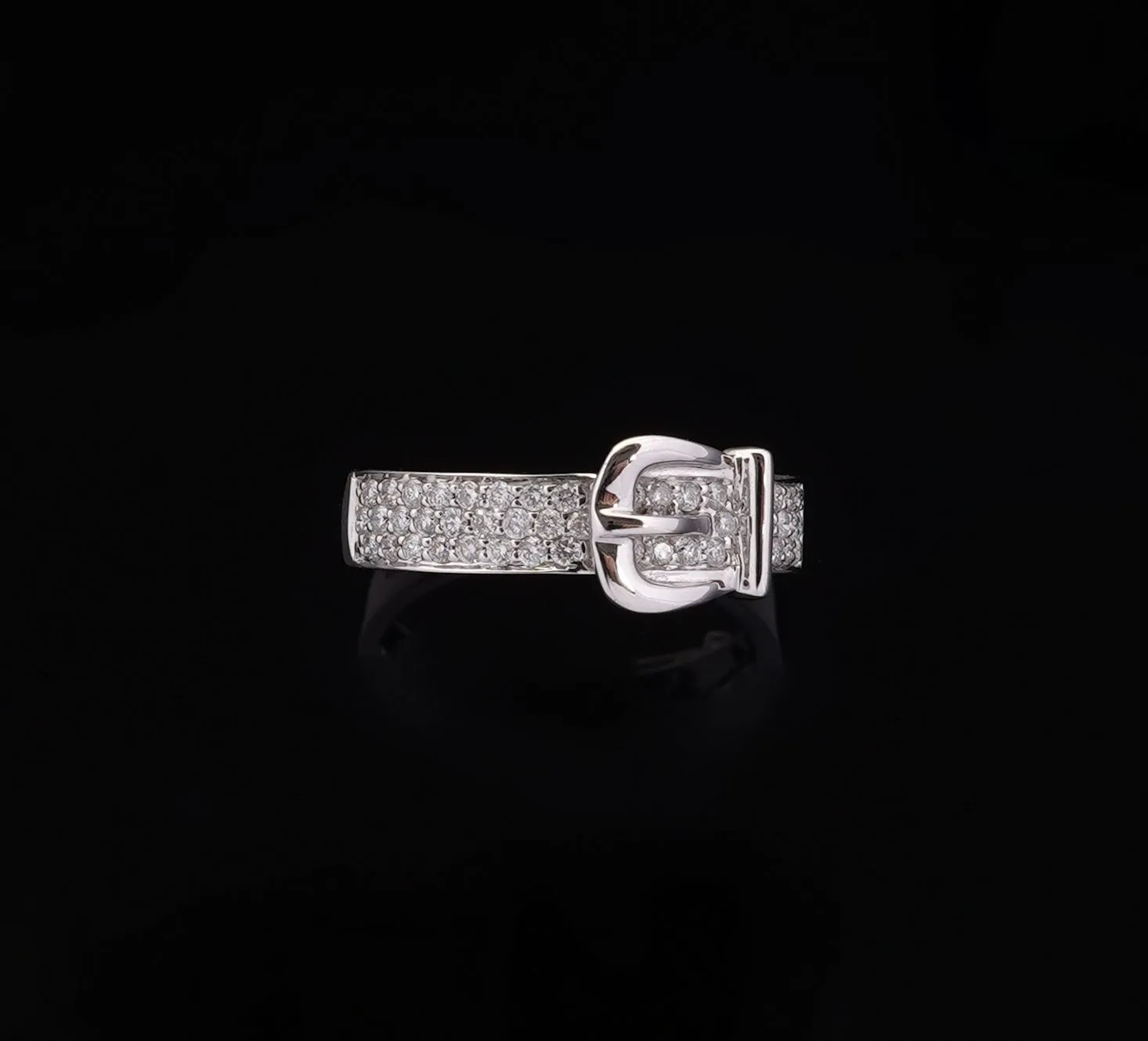 An 18k white gold ring (750 parts per thousand) featuring a - Lot 285