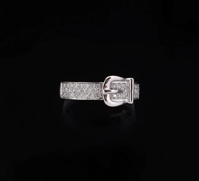An 18k white gold ring (750 parts per thousand) featuring a - Lot 285