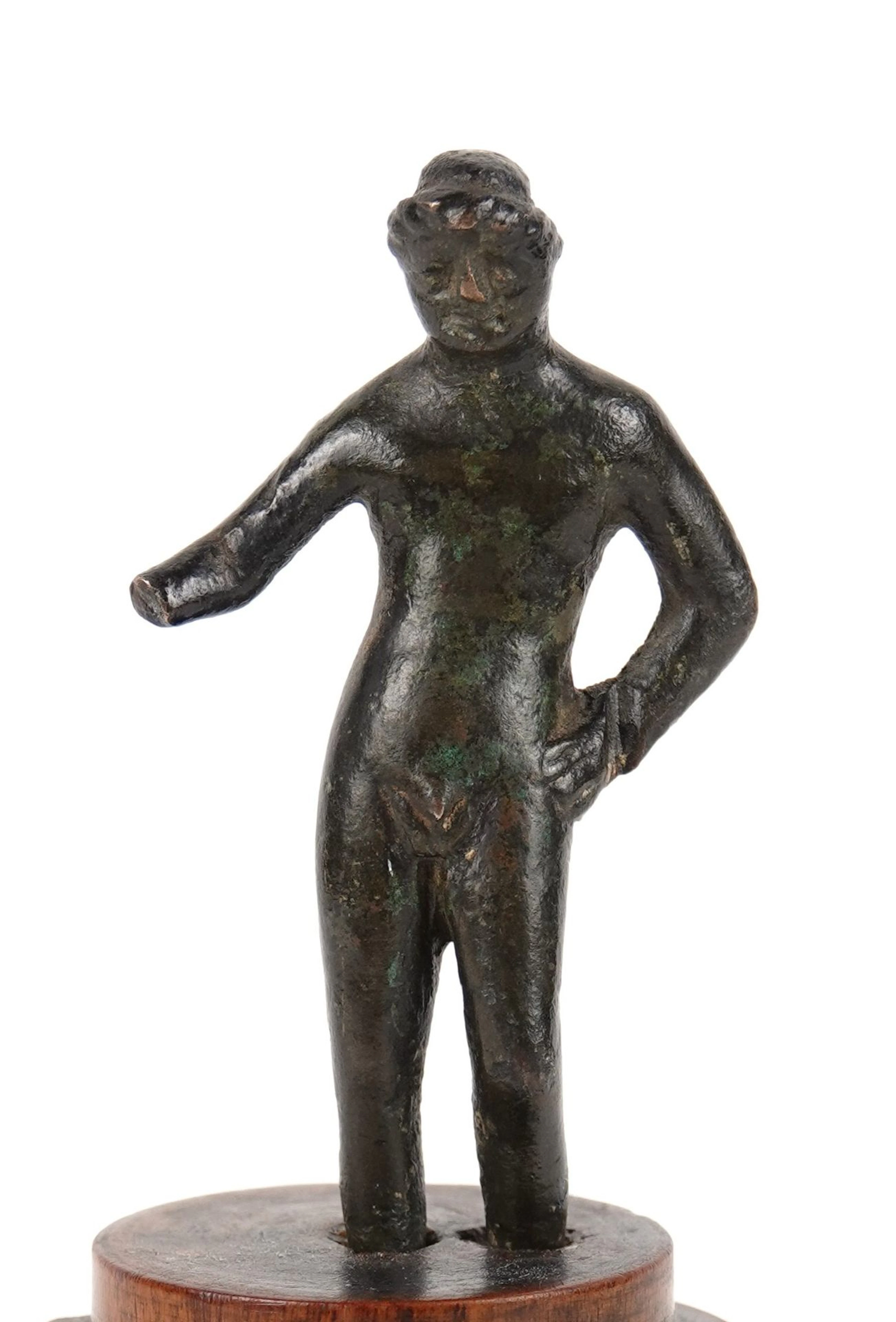 Statuette depicting a deity on a beautiful 19th-century tond - Lot 245