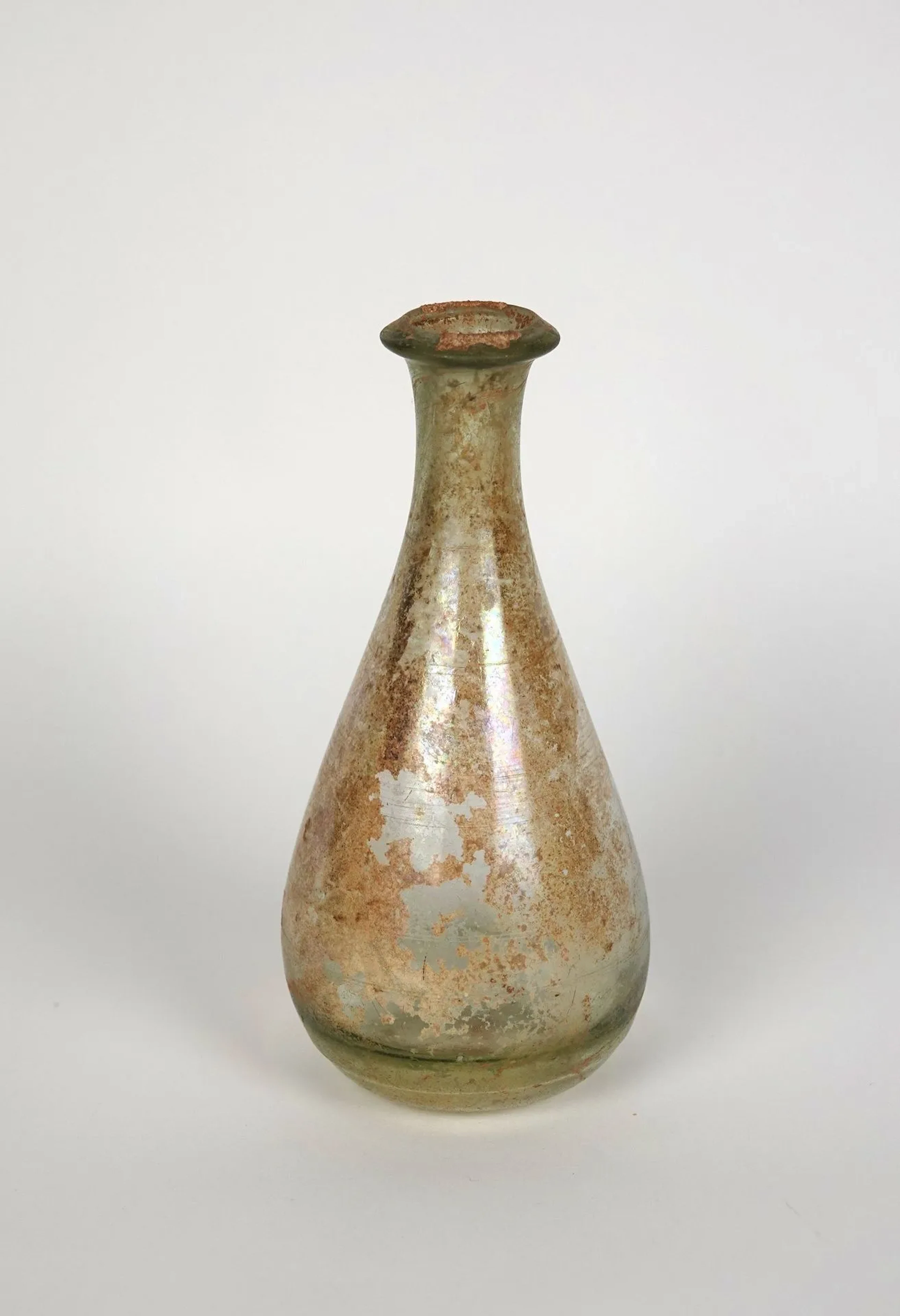 Stunning narrow-necked vase, decorated with fluting on the b - Lot 248