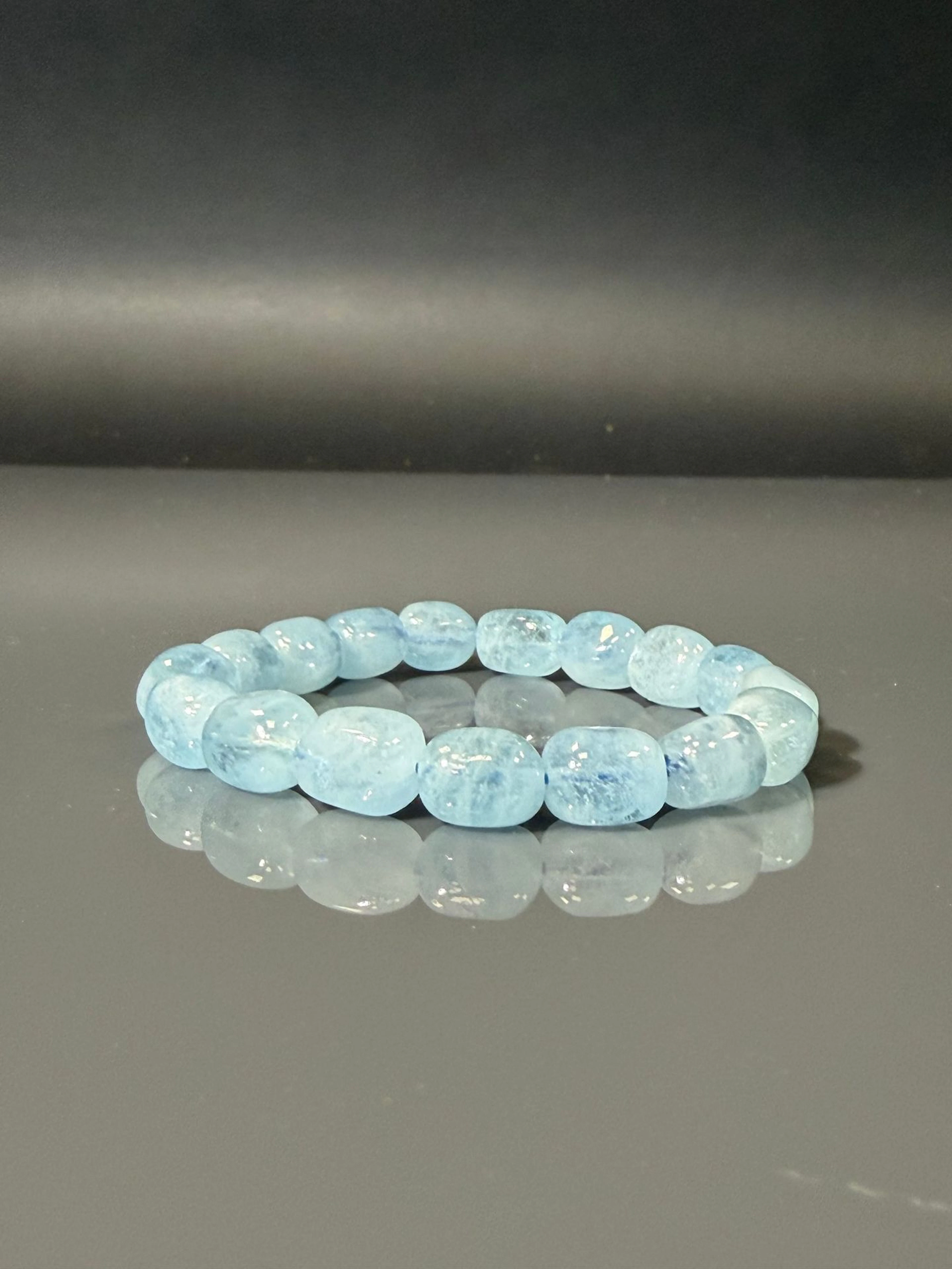 A bracelet on elastic cord made up of 17 barrel-shaped aquam - Lot 38