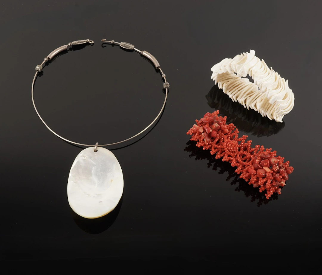 A set of costume jewelry consisting of a metal torque neckla - Lot 68