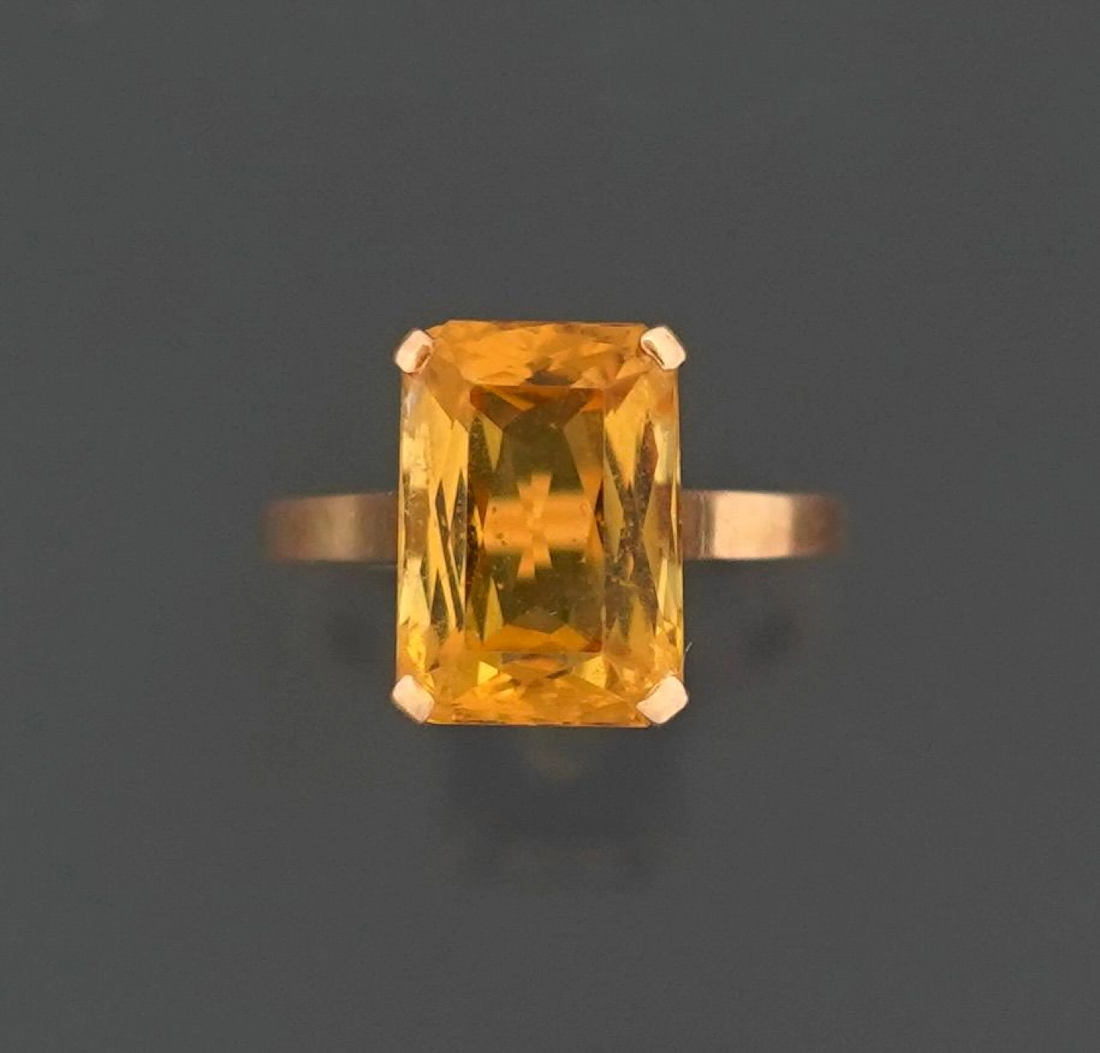 18k yellow gold cocktail ring (750 fineness) featuring a yel - Lot 164
