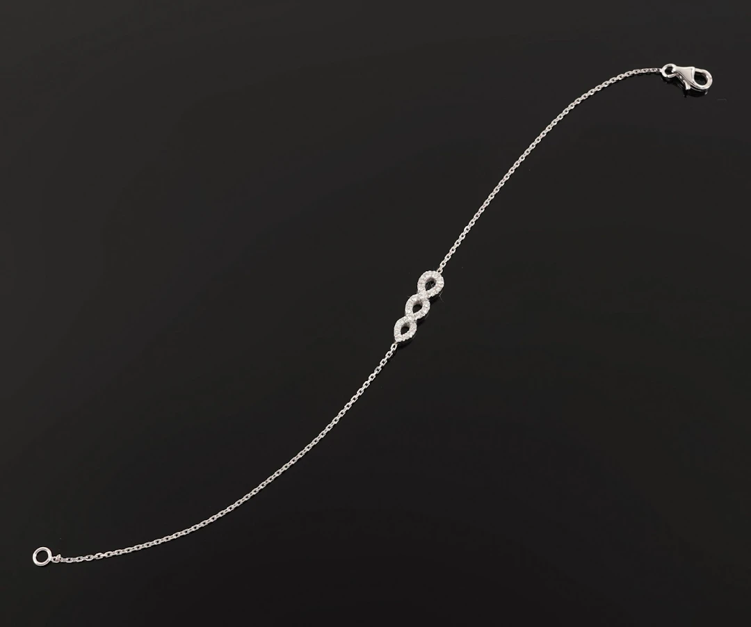 An 18k white gold (750) bracelet with a chain link design, f - Lot 200