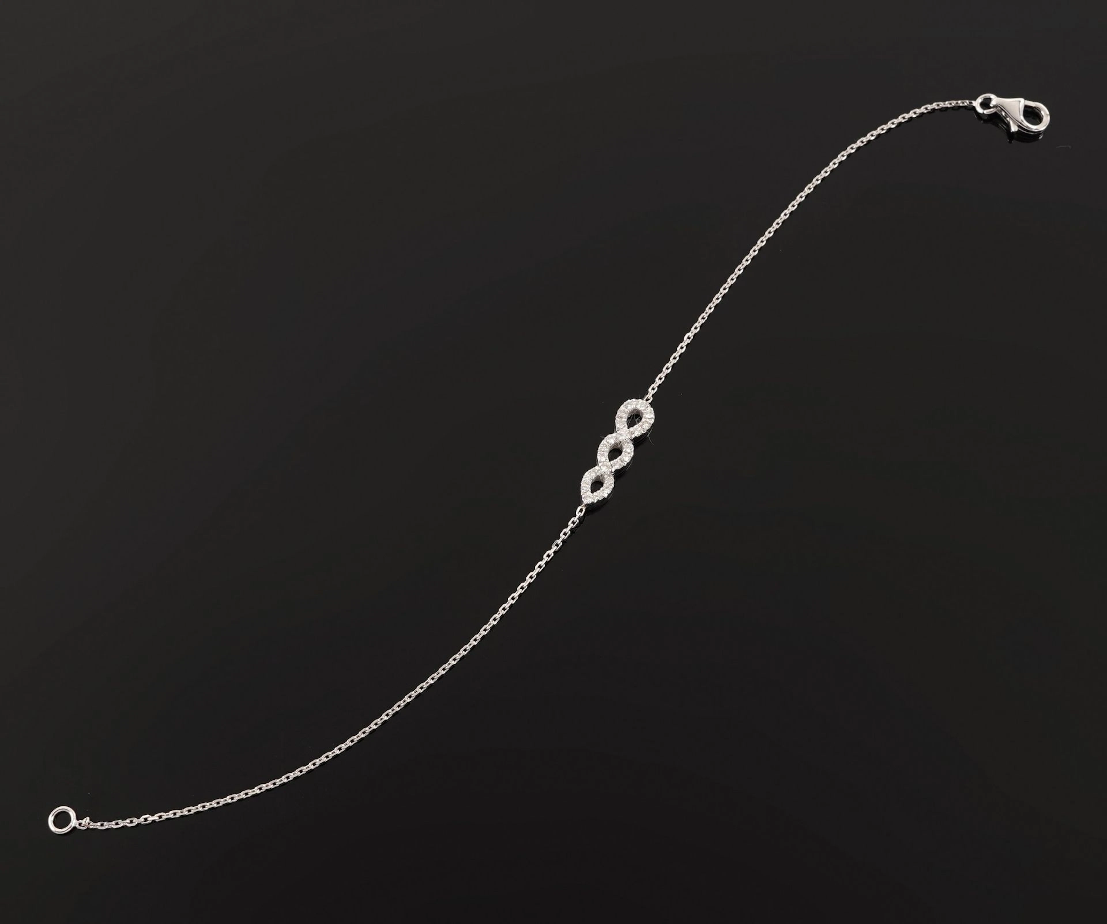 An 18k white gold (750) bracelet with a chain link design, f - Lot 200