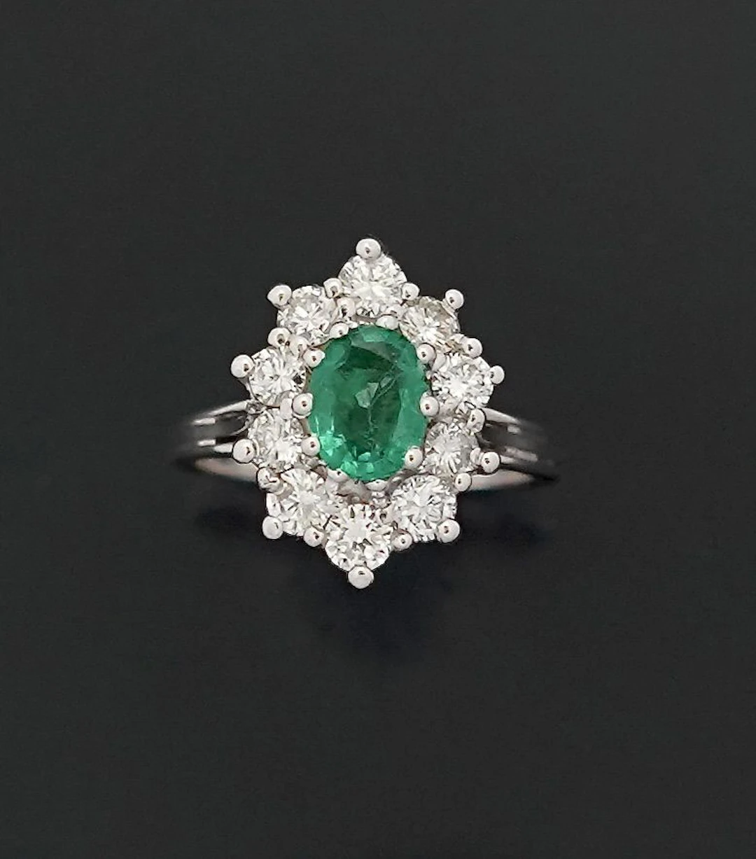 A daisy ring in 18k white gold (750) and platinum (850), fea - Lot 332