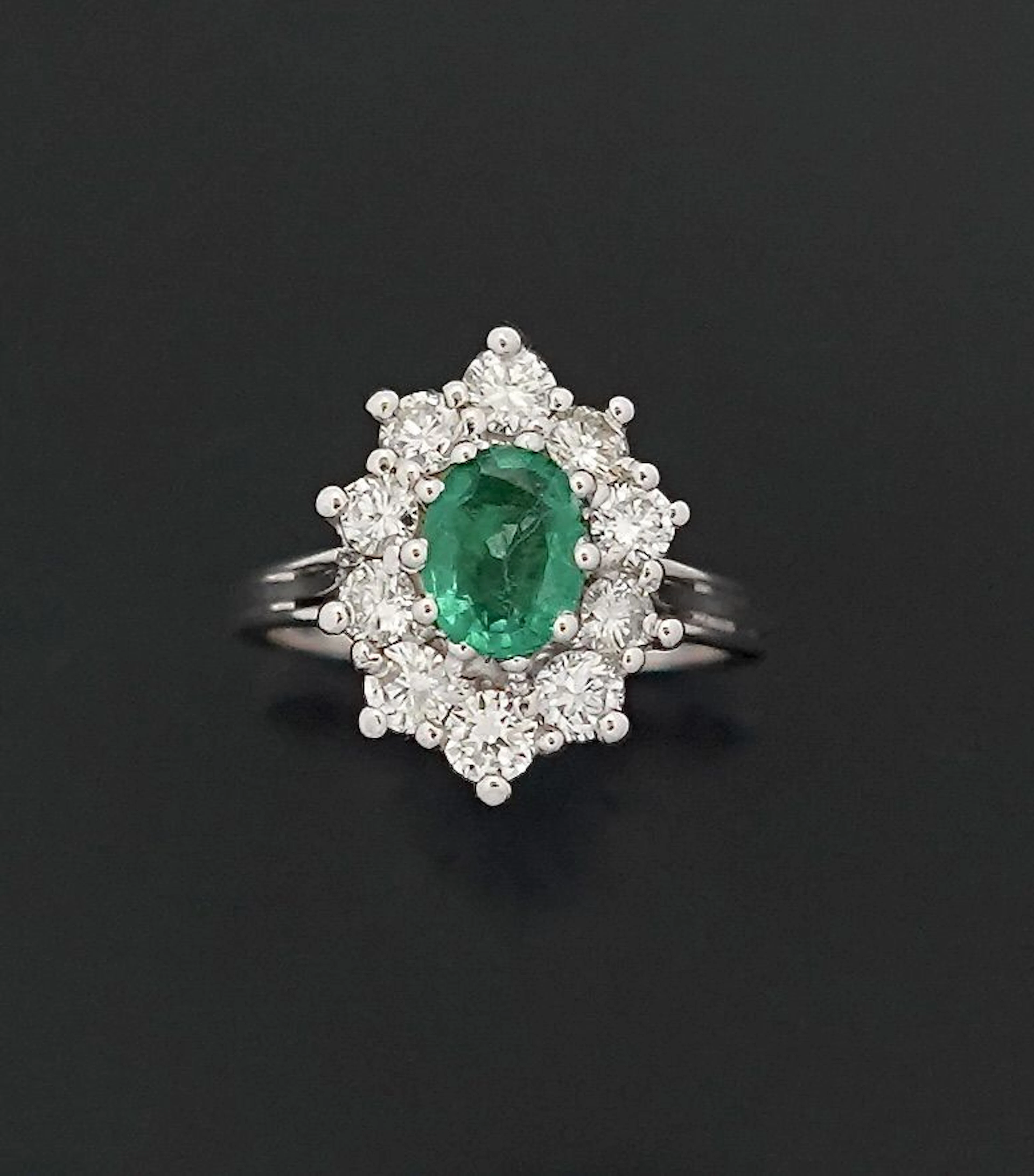 A daisy ring in 18k white gold (750) and platinum (850), fea - Lot 332