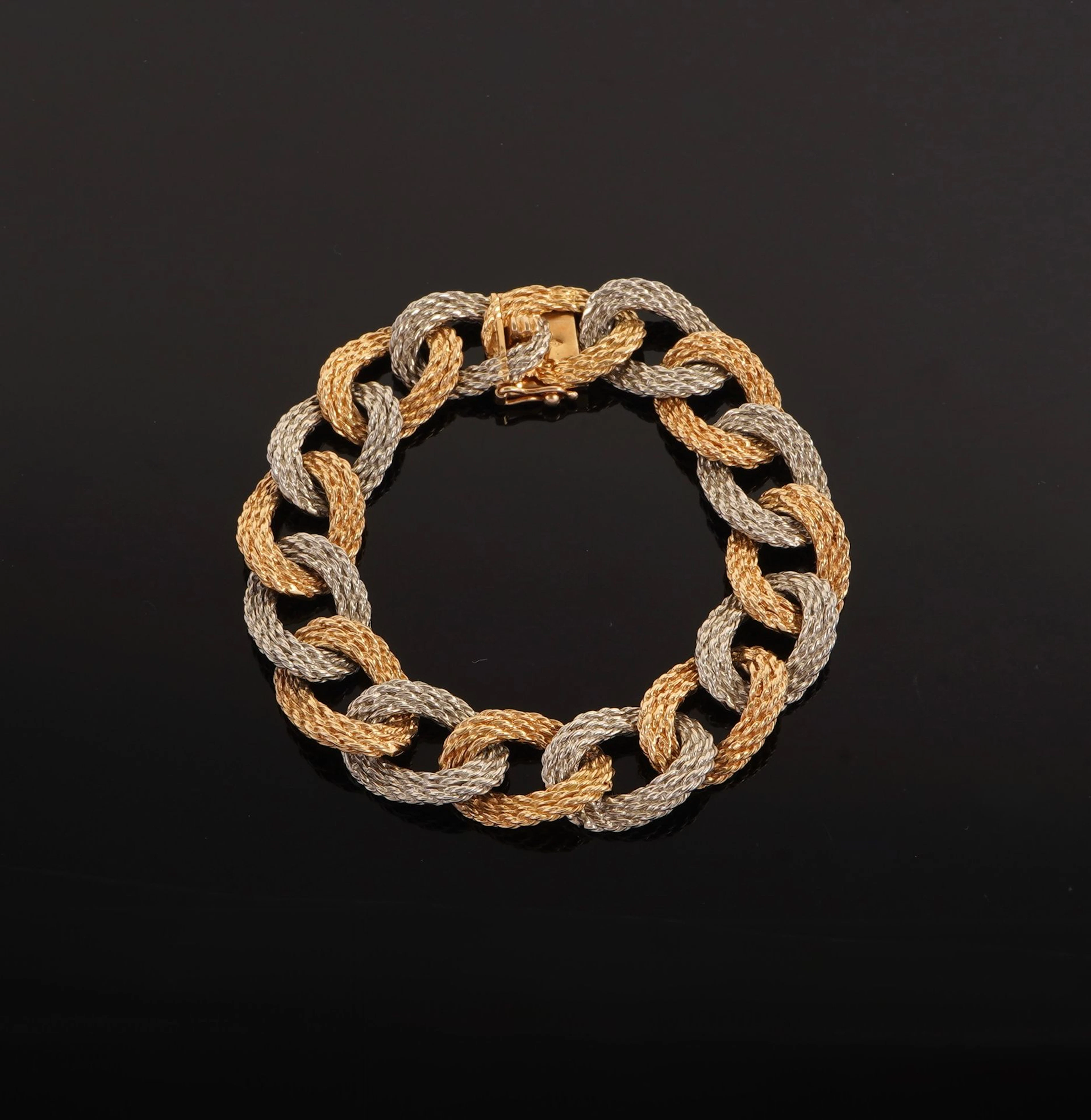 A two-tone 18k (750) white and yellow gold bracelet featurin - Lot 245