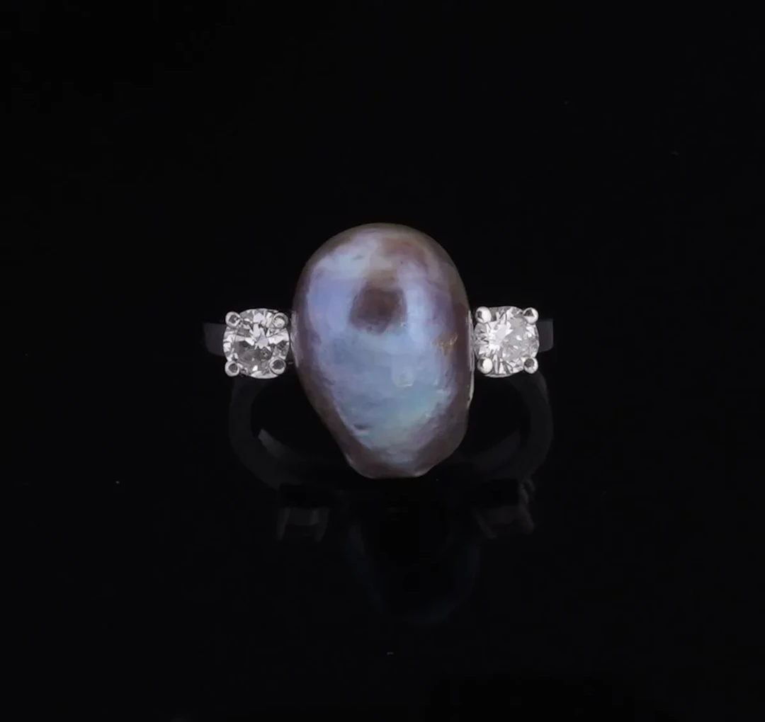 14K 585 thousandths white gold ring adorned with a 14 mm lon - Lot 217